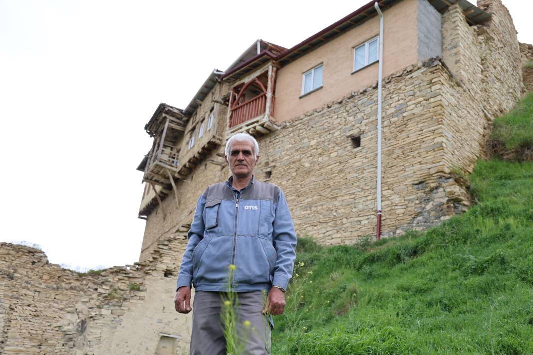 Sivas'ta köyün altındaki kayaları söküp ev yaptılar 3