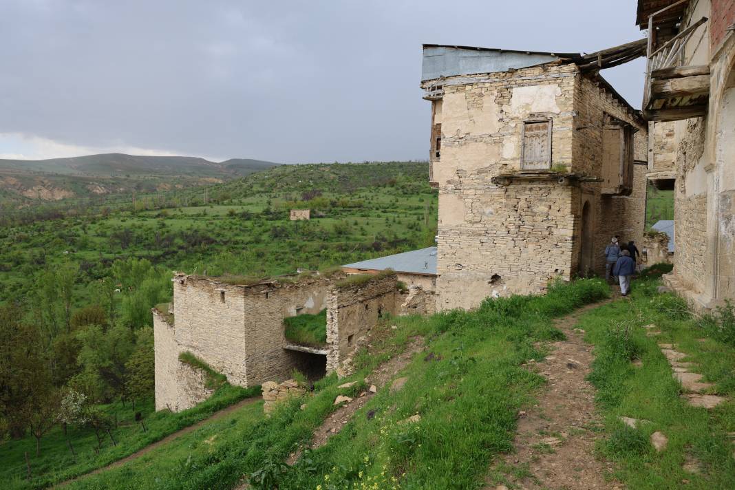 Sivas'ta köyün altındaki kayaları söküp ev yaptılar 6