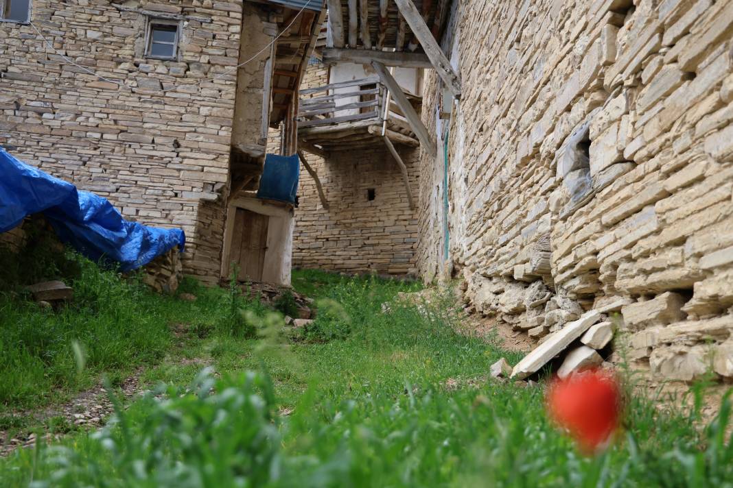 Sivas'ta köyün altındaki kayaları söküp ev yaptılar 2