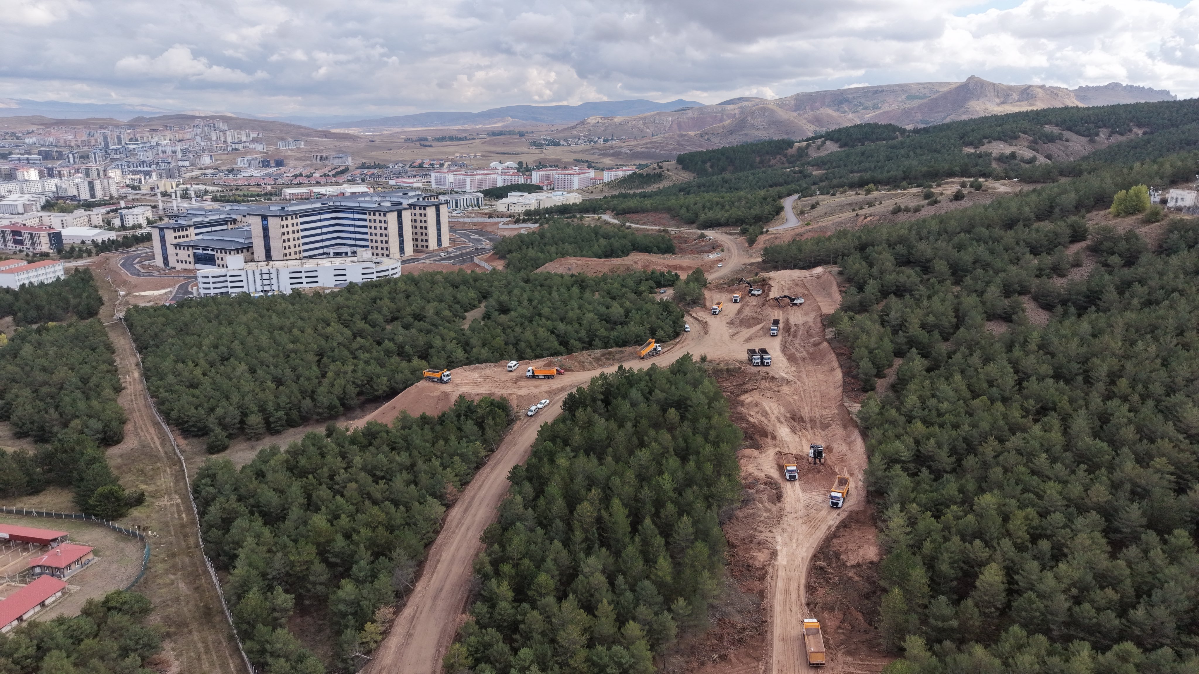 Sivas Belediyesi Yeni Üniversite Hastanesi yolunda çalışmaları sürdürüyor