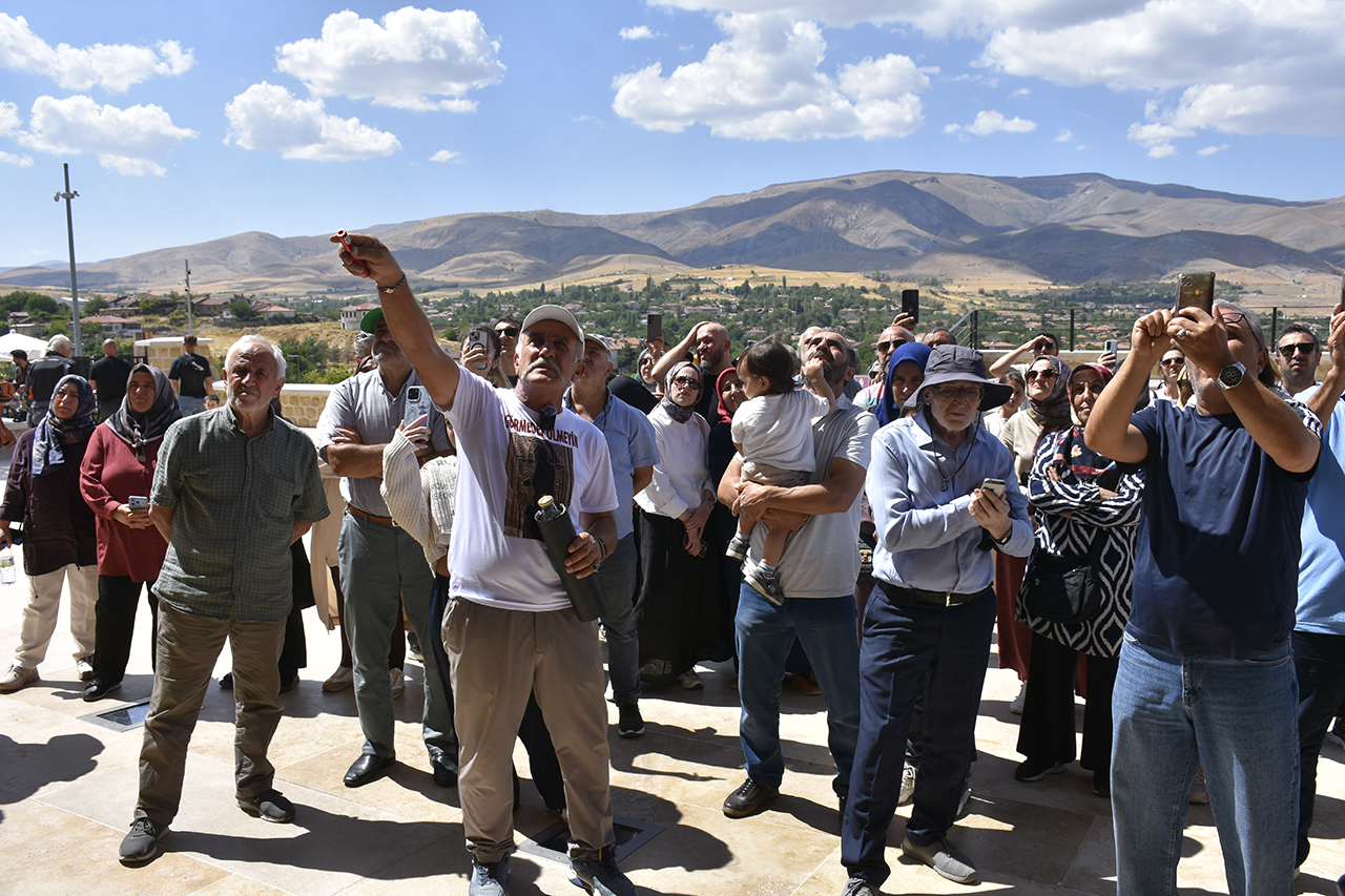 Divriği'ye gelen onun yanına koşuyor: Yanlış anlatılmasına kızdı, 16 yıldır rehberlik yapıyor!