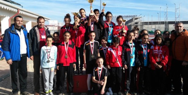 Kupa ve Madalya İçin Koştular