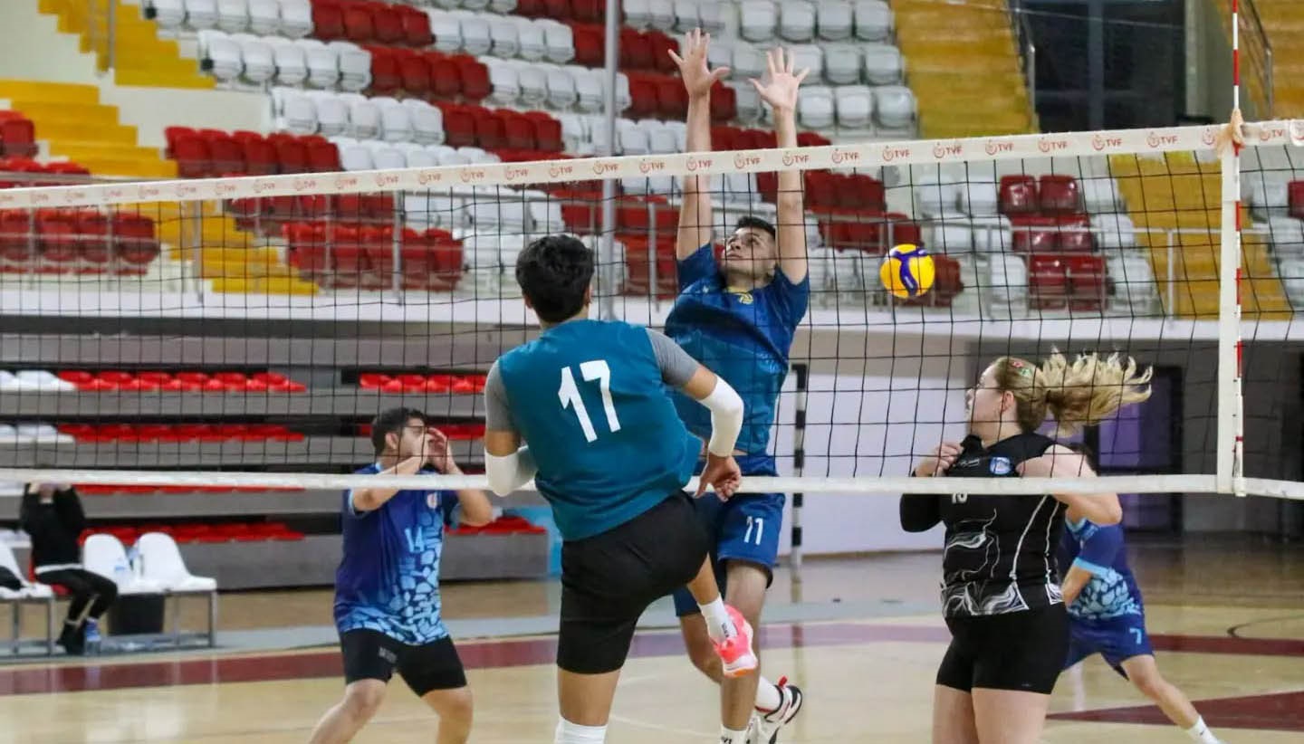 Sivas’ta gençlerin voleybol coşkusu