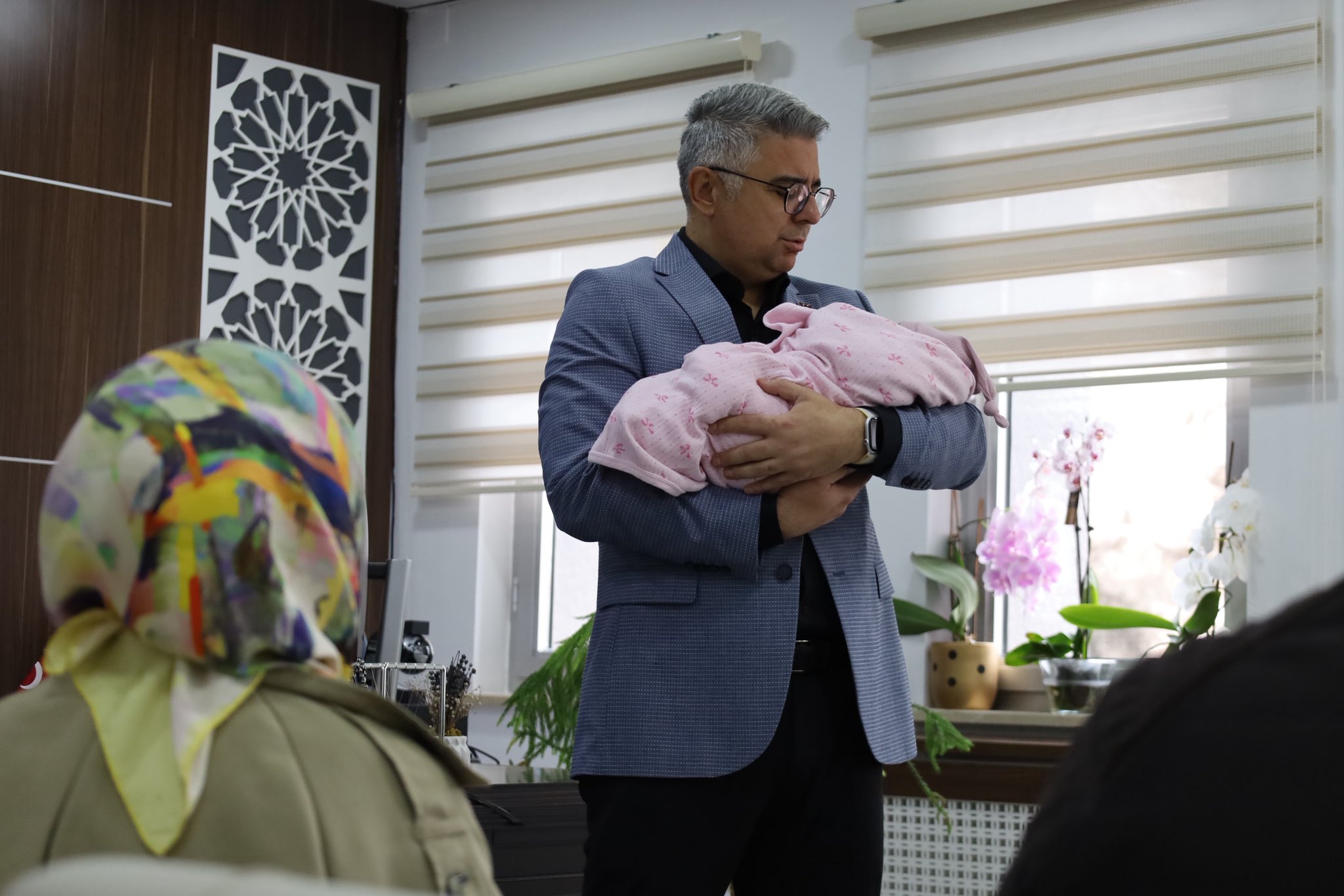 Sivas'ta duygu dolu anlar! Bir minik kalp daha sıcak yuvasına kavuştu!