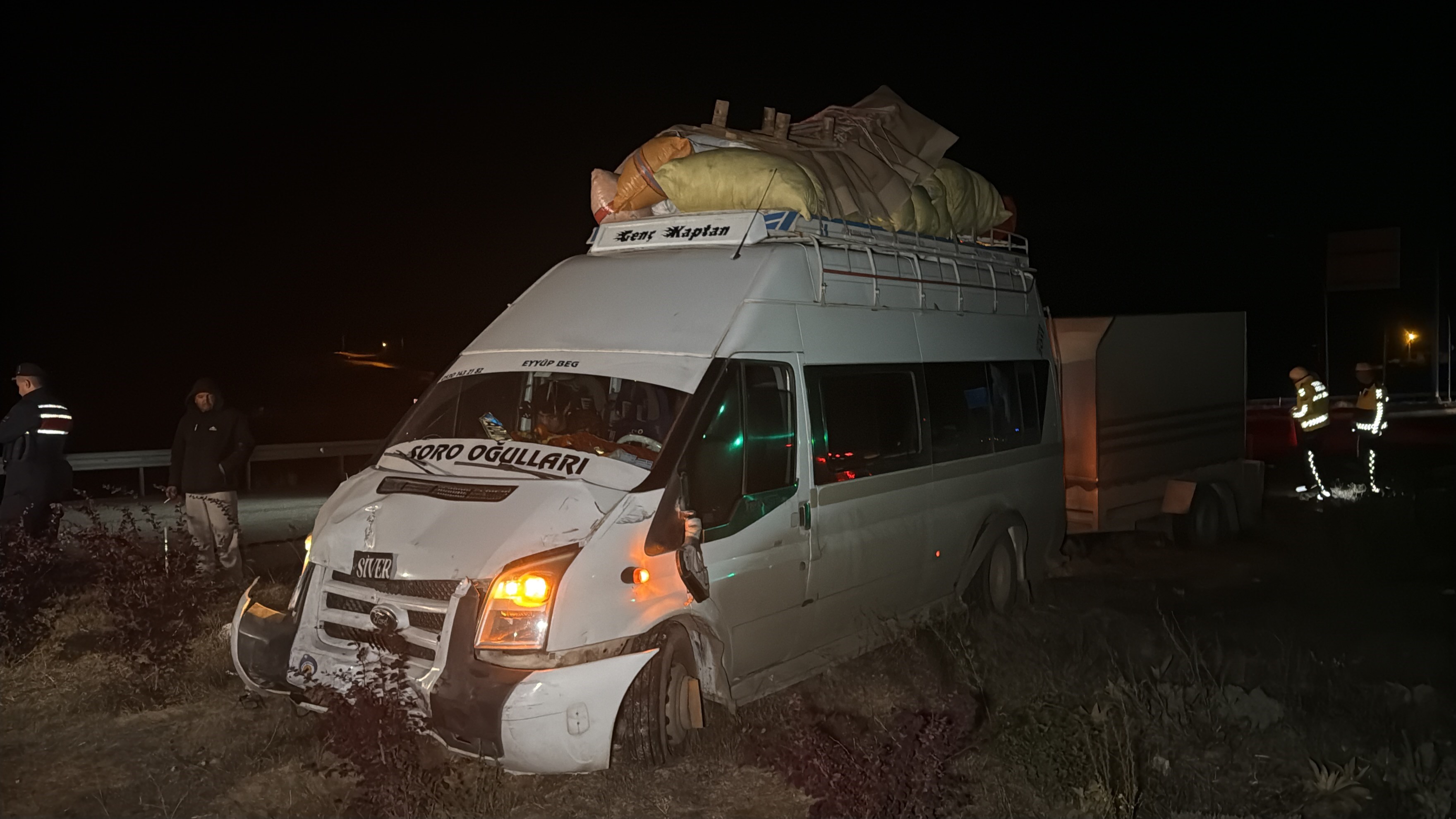Sivas'ta mevsimlik işçileri taşıyan minibüsle otomobil çarpıştı