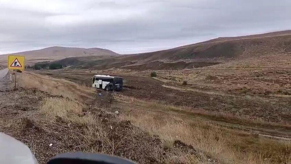 Sivas'ta şarampole inen yolcu otobüsündeki 9 kişi yaralandı