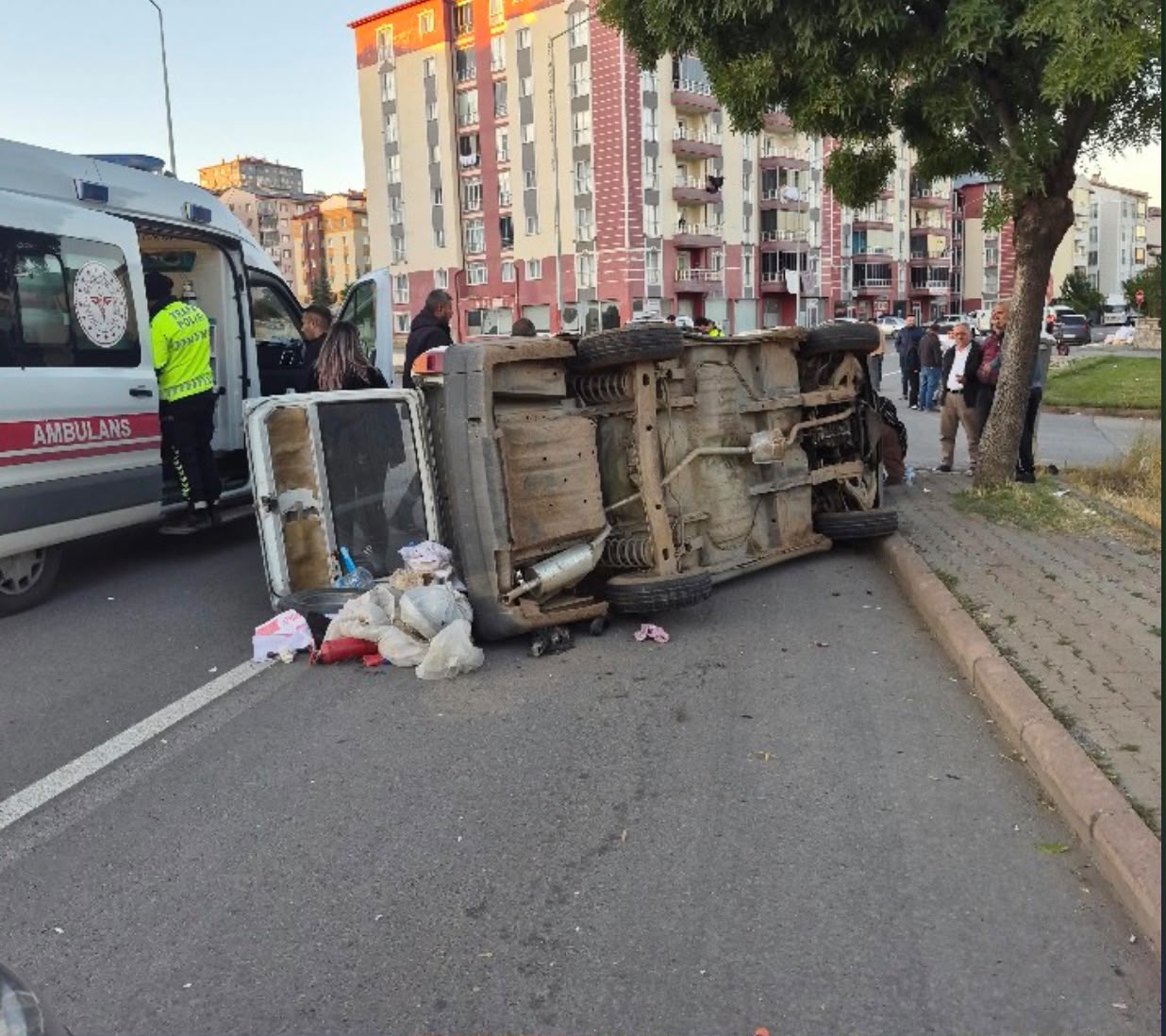 Sivas’ta Korkutan Kaza! Araç Yan Yattı!