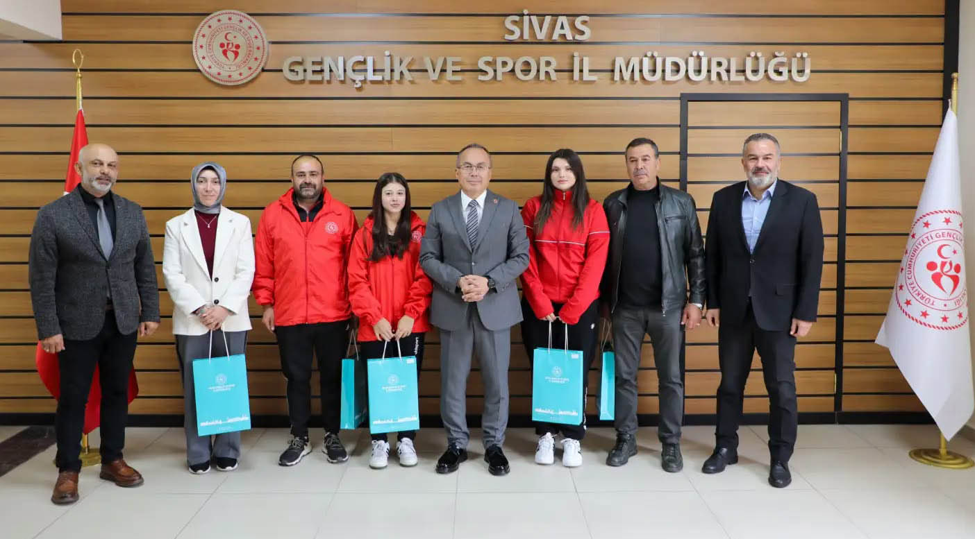 Sivaslı sporcular kürsüyü bırakmadı!