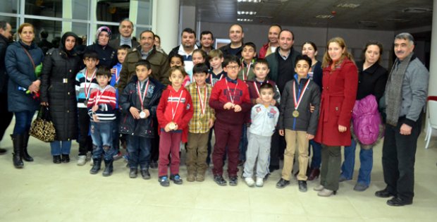 Varyant Satranç Yine Birinci
