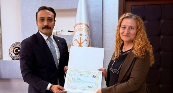 Tayini çıkan müdüre başarı belgesi