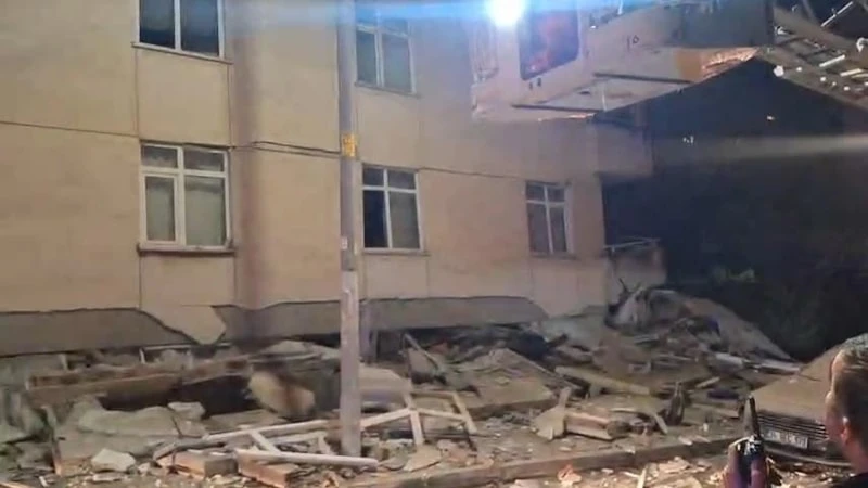 İstanbul’da 7 Katlı Binada Korkutan Çökme! Ekipler Seferber Oldu!