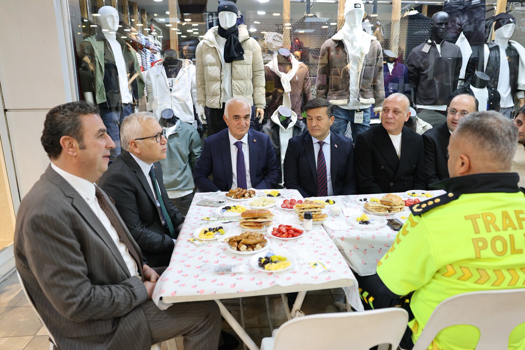 Vali Şimşek'ten esnaf buluşması