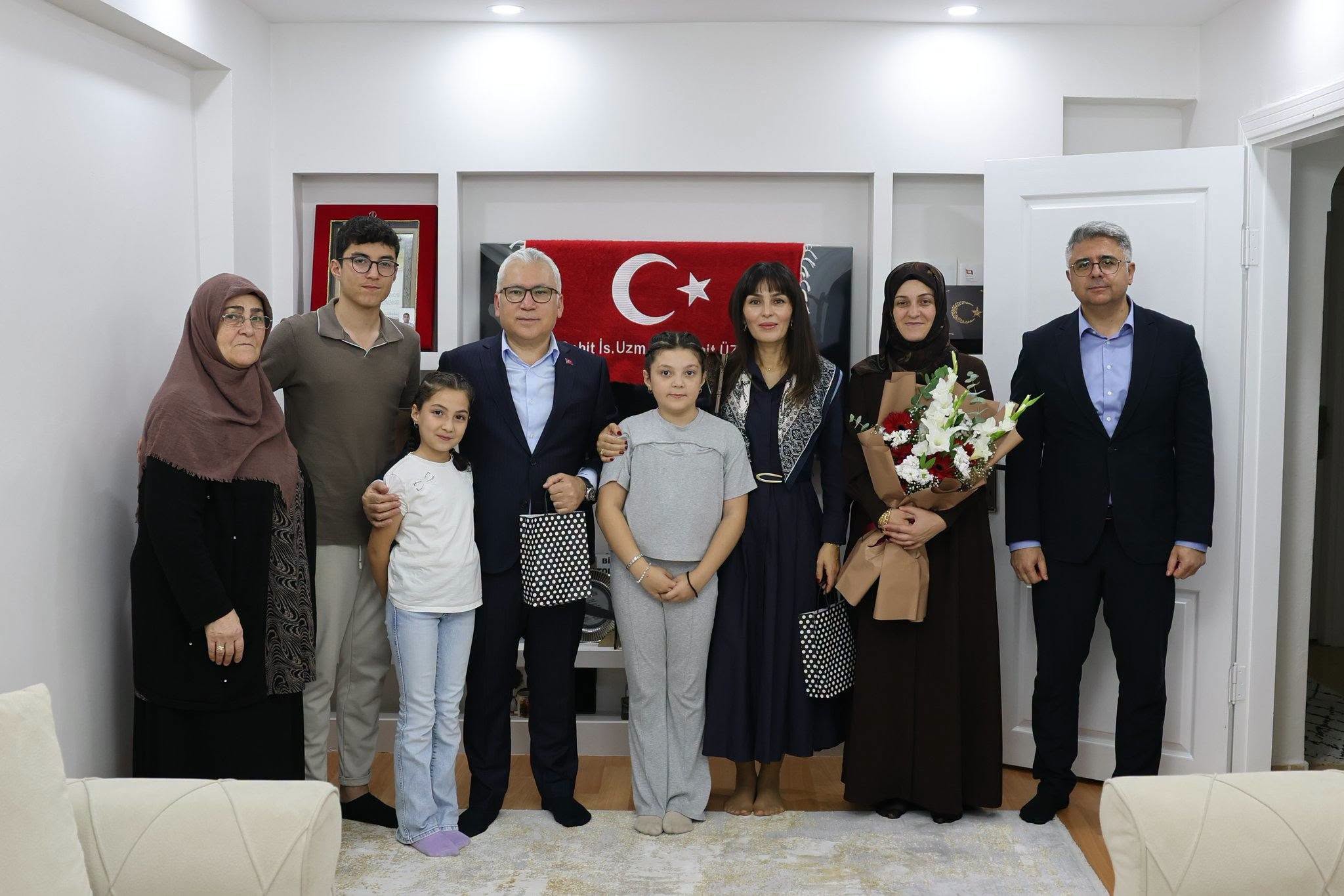 Vali Şimşek ve eşi şehit ailelerini ziyaret etti