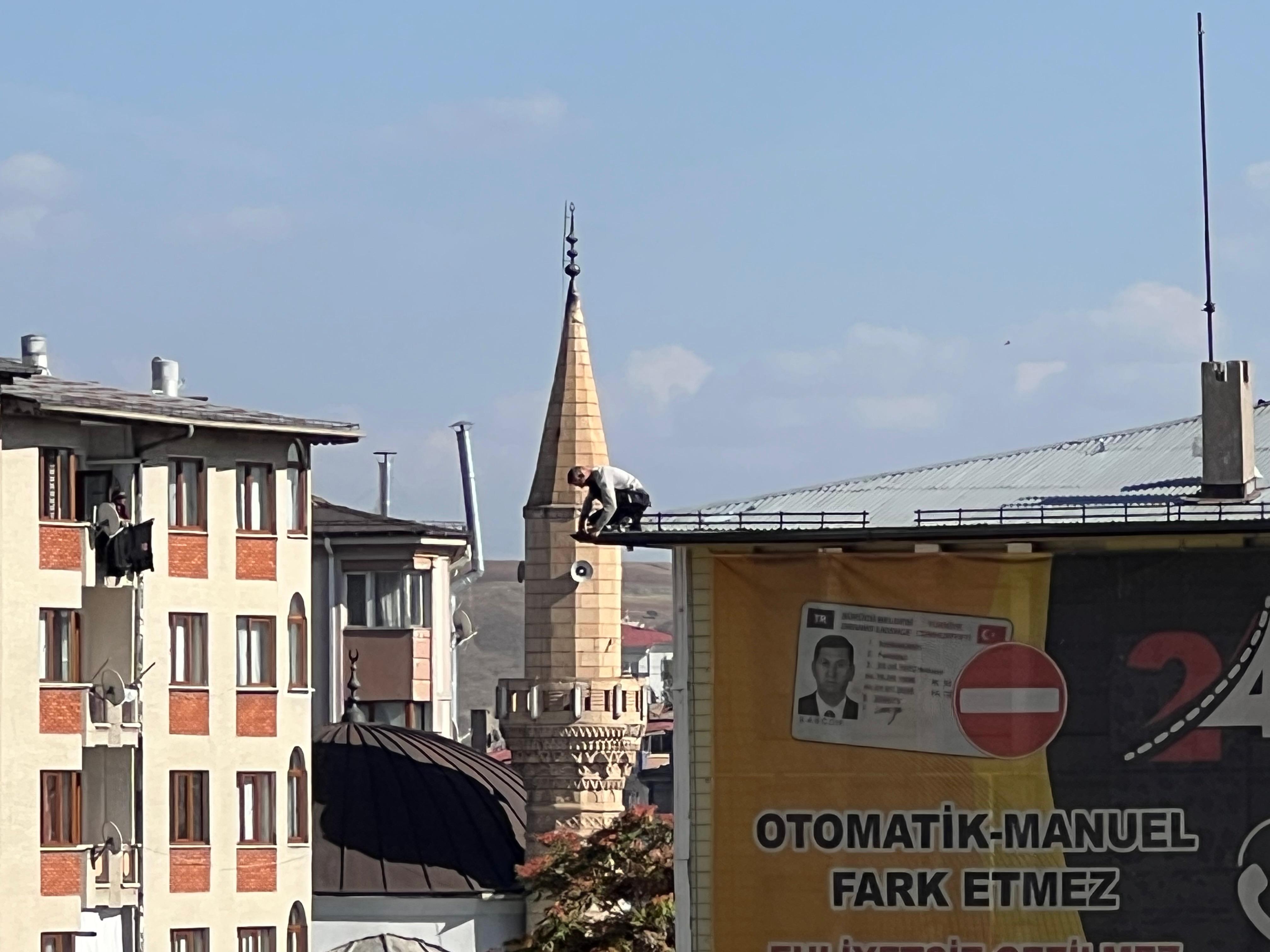 Sivas’ta 5 katlı binanın çatısında tehlikeli çalışma