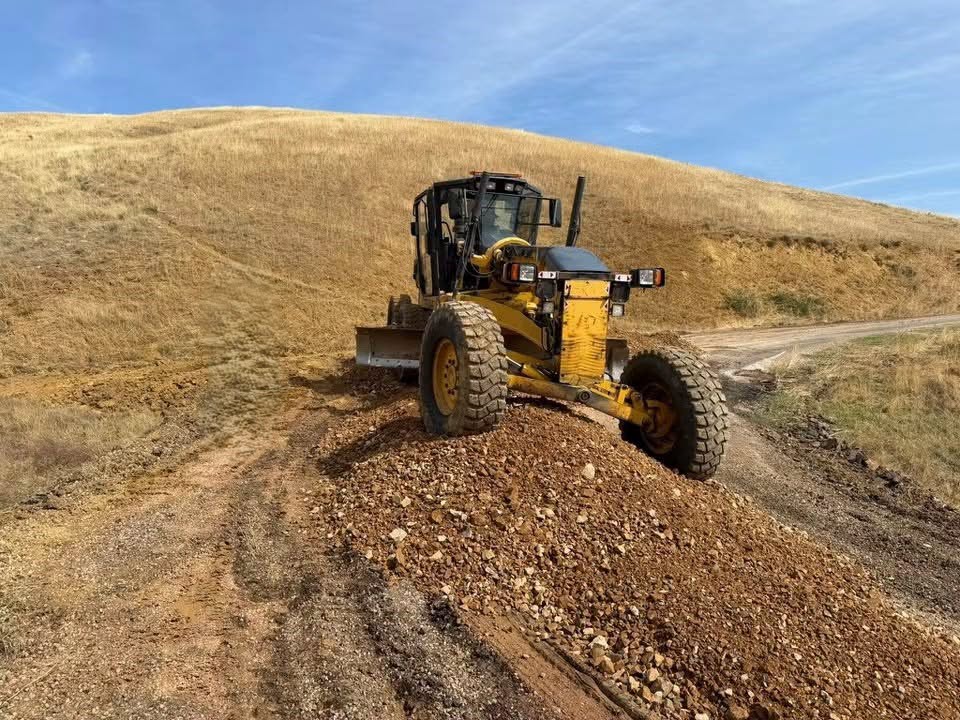 Bozulan yollar baştan aşağı yenilendi! Suşehri Olucak Köyü yolunda son durum!
