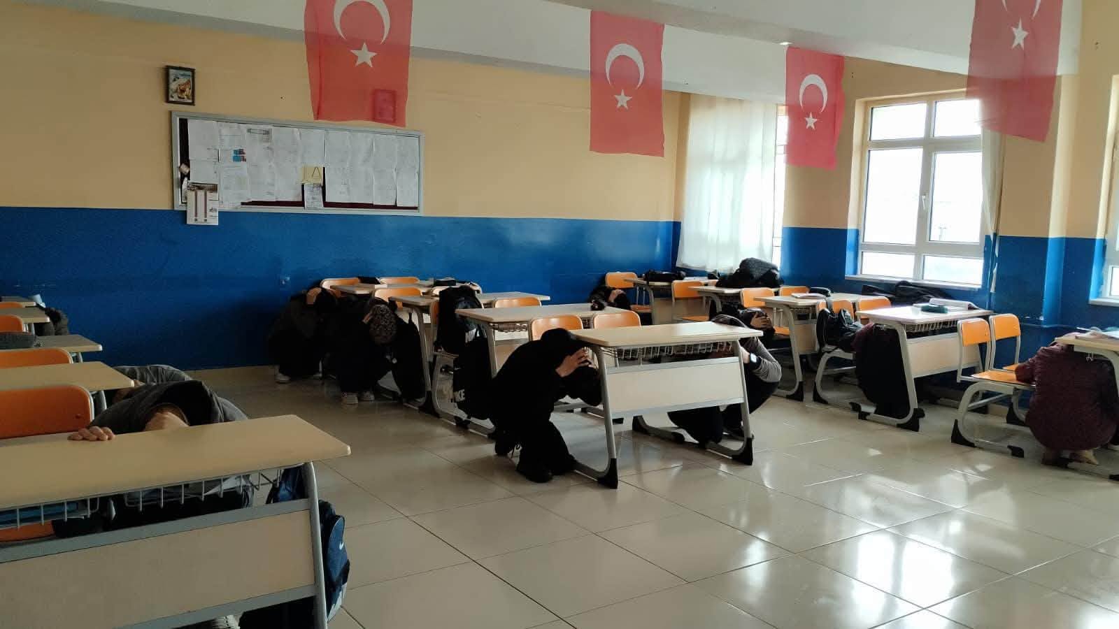 Sivas'ta tüm okullarda sirenler çaldı! Öğrenciler saniyeler içinde tahliye edildi!