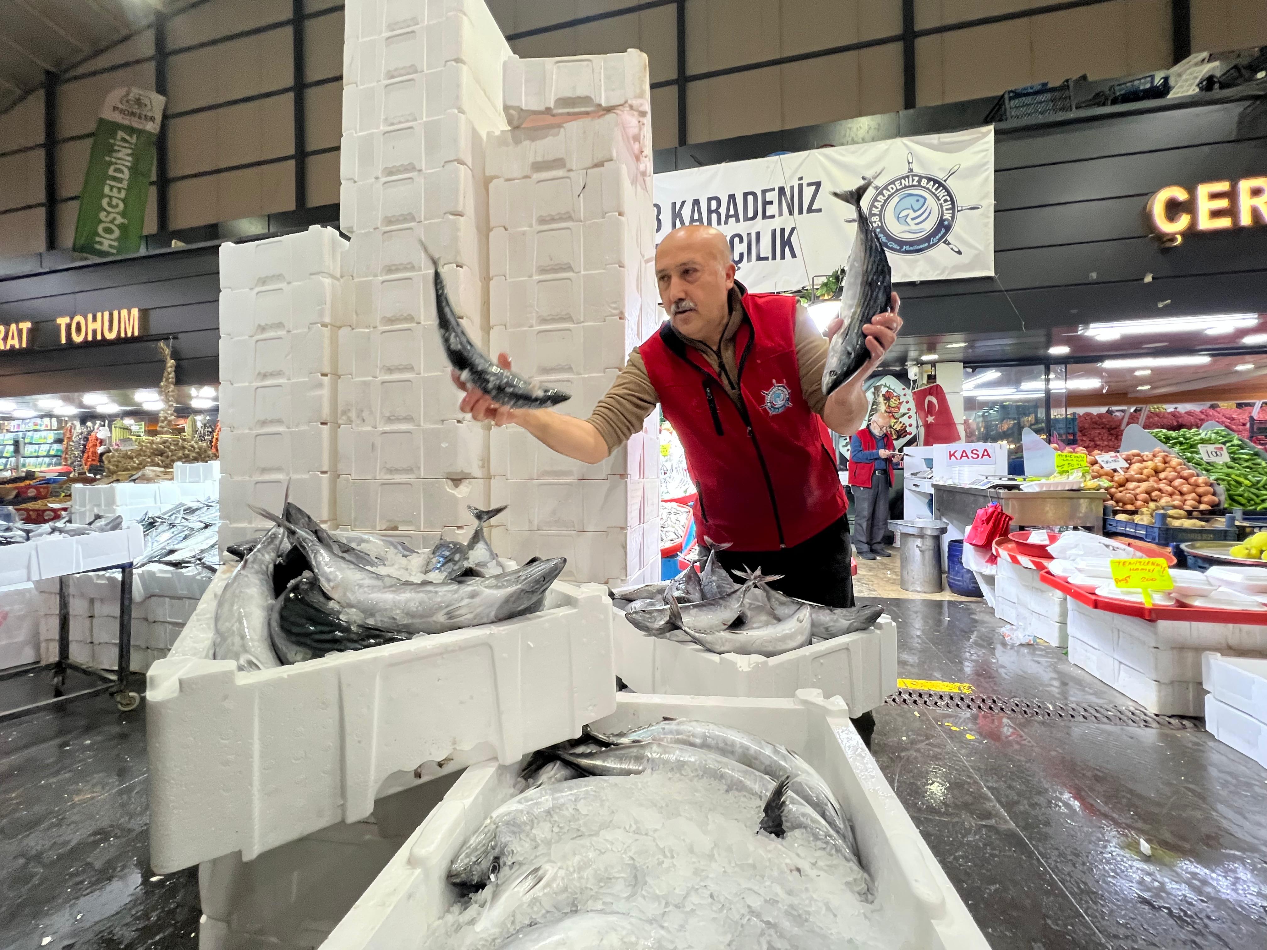 Sivaslılar balık pazarına akın etti! Fiyatı duyan koşuyor