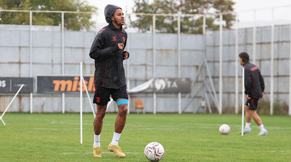 Sivasspor, yağmur altında çalıştı