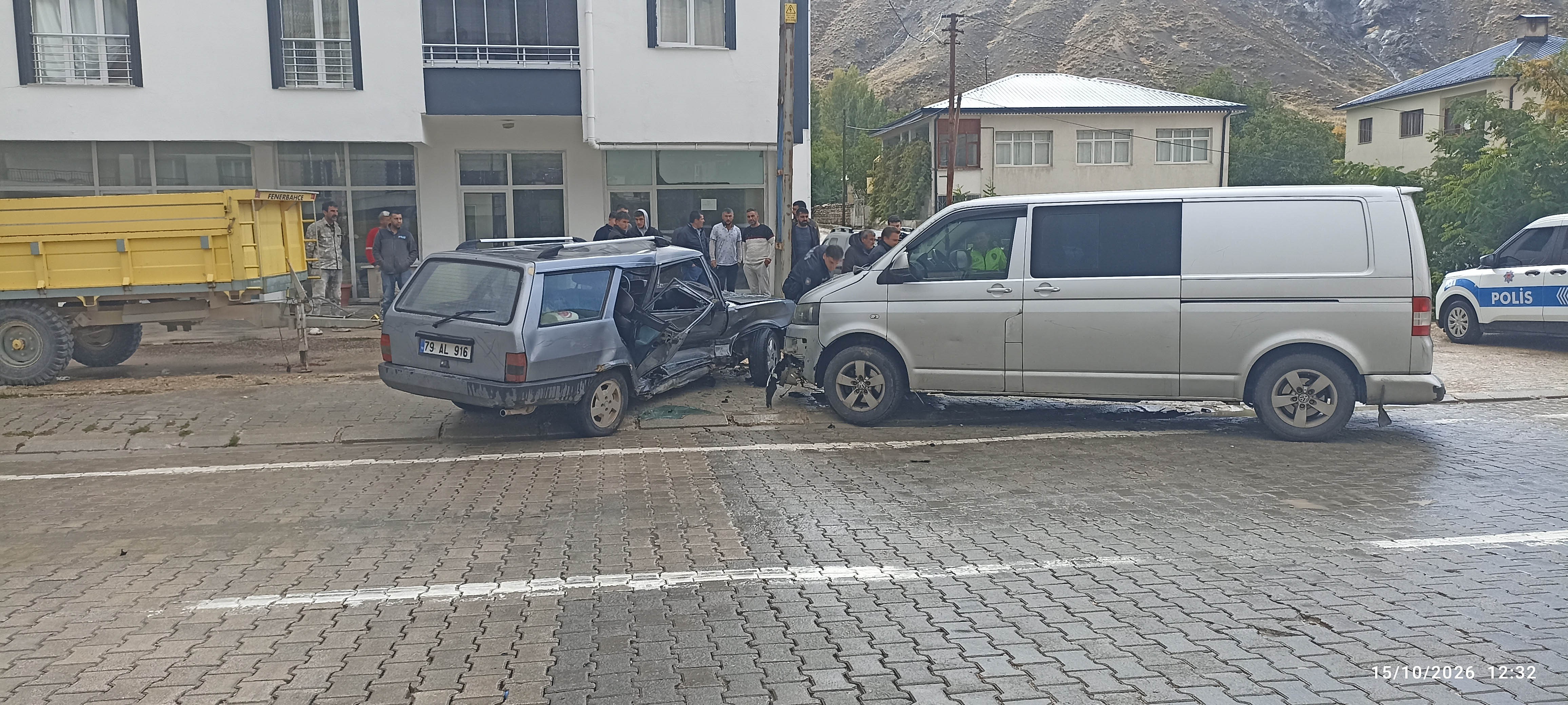 Sivas’ta iki araç çarpıştı, 4 kişi yaralandı