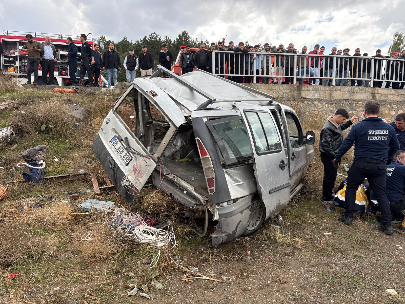 Sivas'ta hafifi ticari araç şarampole uçtu: 1 ölü, 2'si ağır 4 yaralı