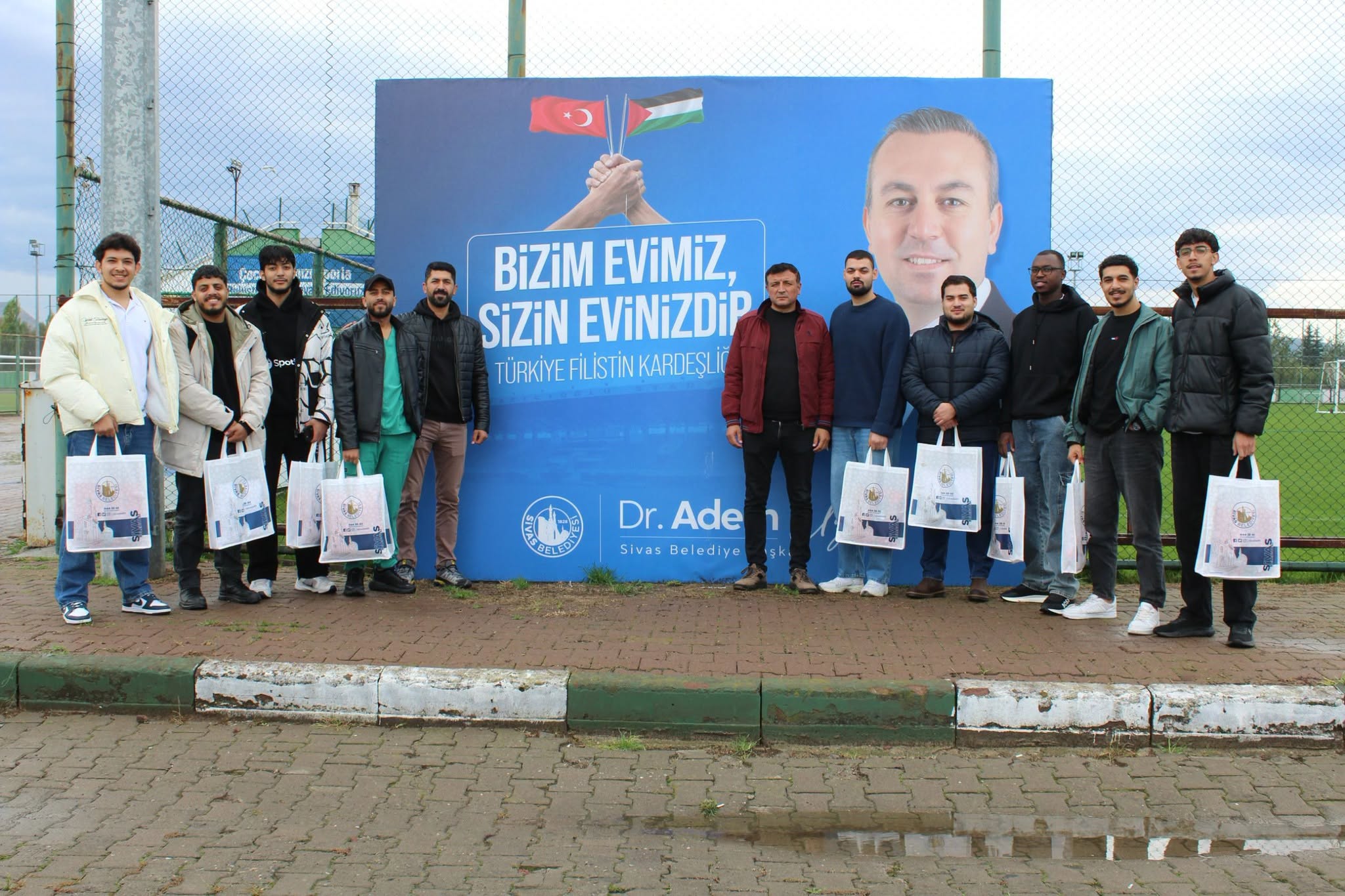 Sivas Gücü Belediyespor'a Filistinli gençlerden sürpriz ziyaret!