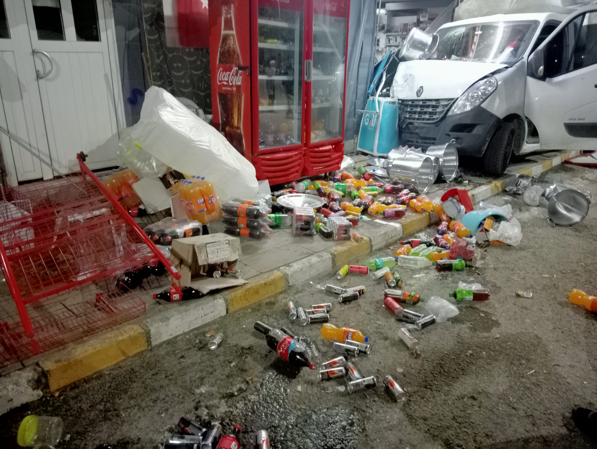 Sivas'ta Kamyonet Markete Girdi! Yaralılar Var!
