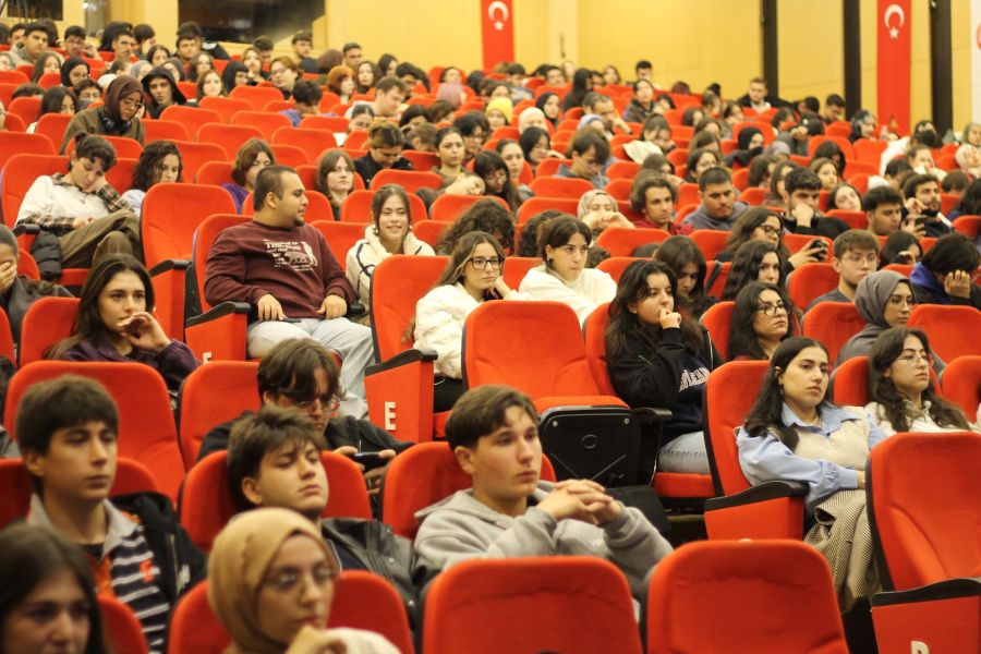Üniversite öğrencilerine siber suçlar anlatıldı