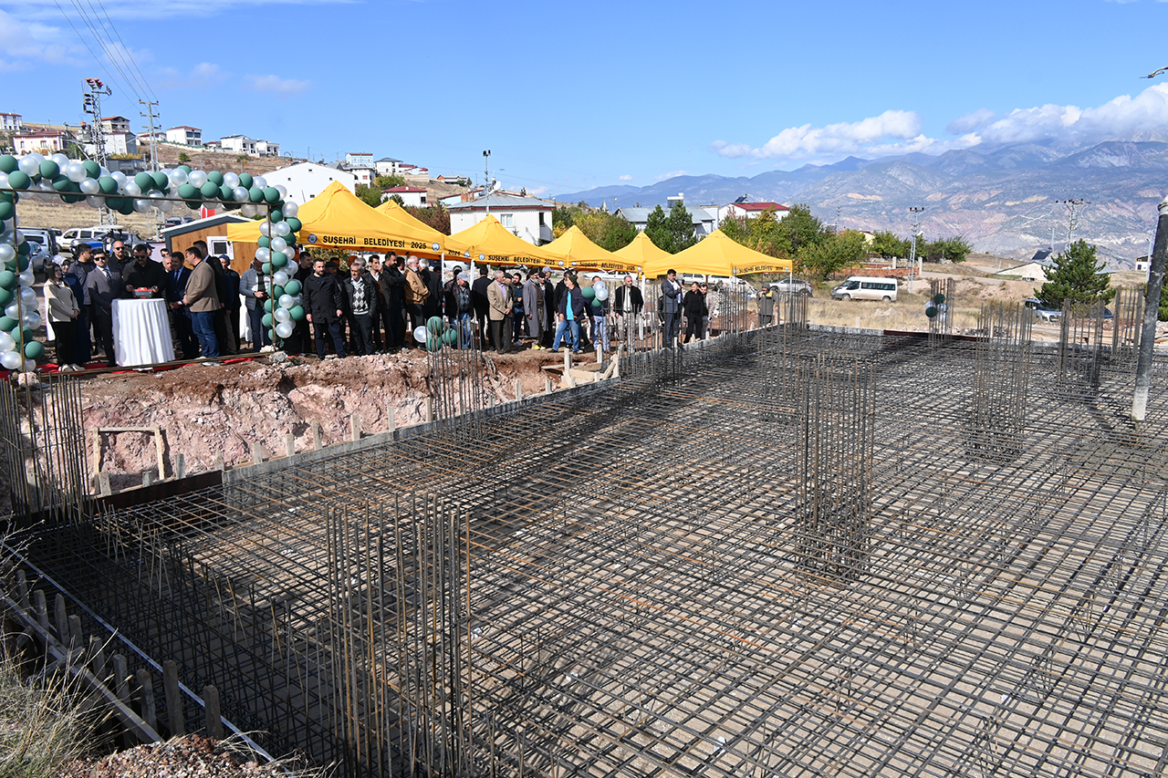 Suşehri'nde hayırsever iş insanı tarafından yaptırılacak caminin temeli atıldı