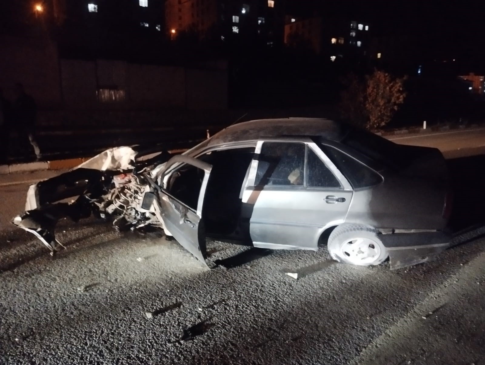 Sivas’ta aydınlatma direğine çarpan otomobilin sürücüsü yaralandı