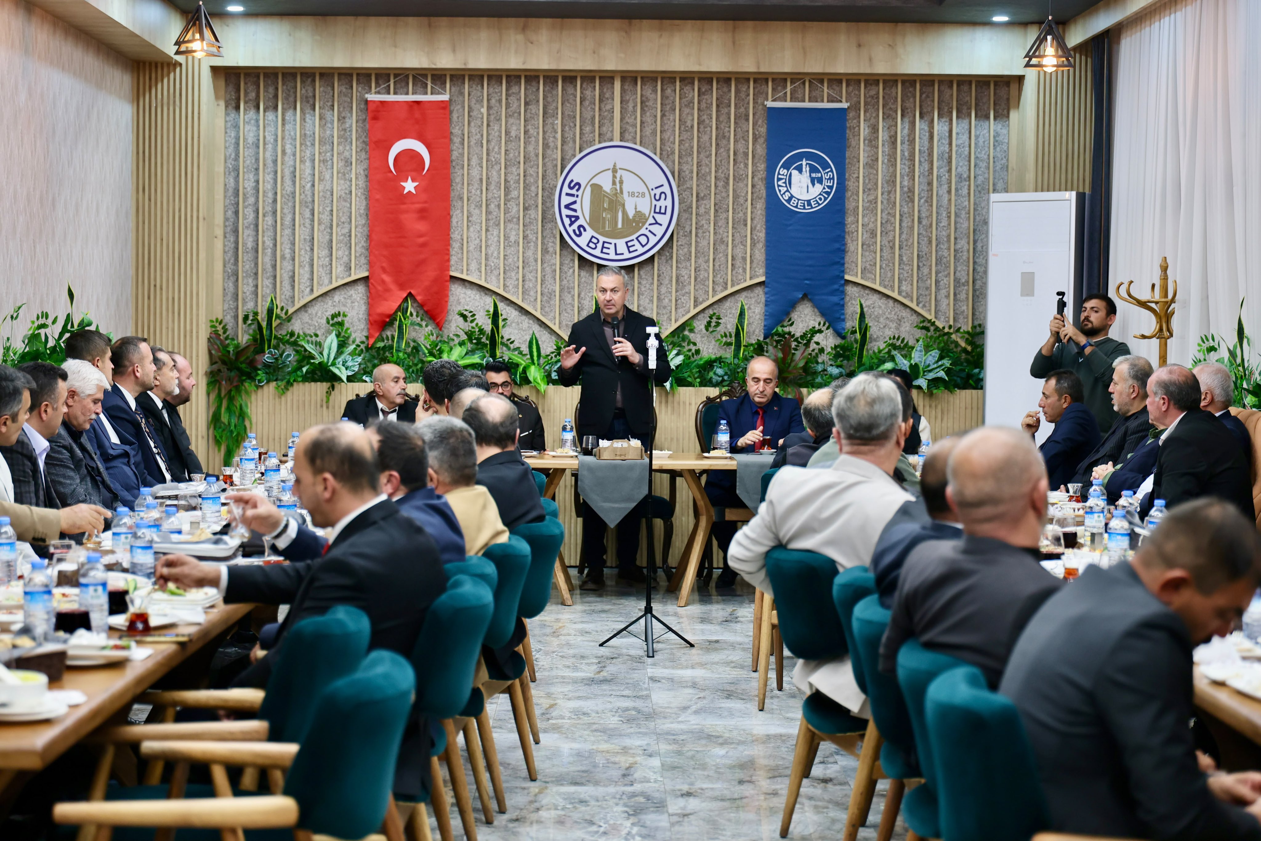 Başkan Adem Uzun Sivas'ın 65 mahalle ve merkez köy muhtarlarını ağırladı
