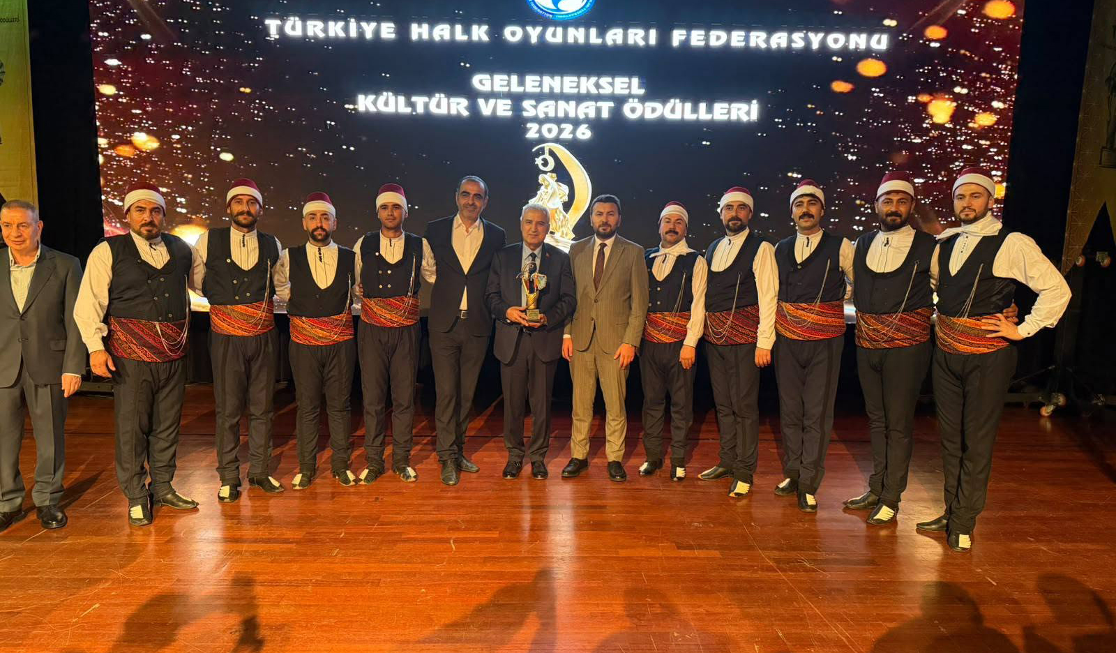 Soybayraktar’a halk oyunlarında hizmet ödülü