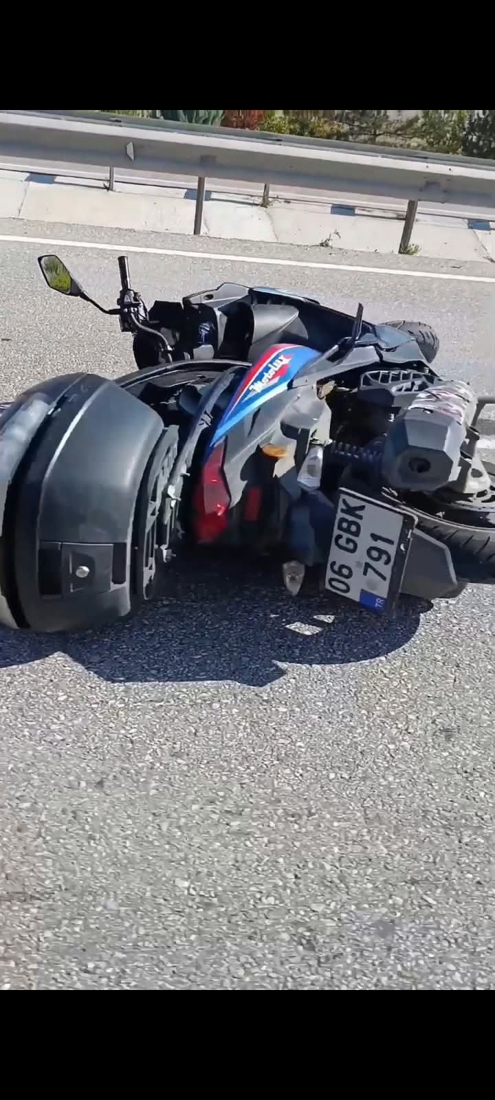 Kontrolden çıkan motosiklet orta refüje çarptı, 2 yaralı