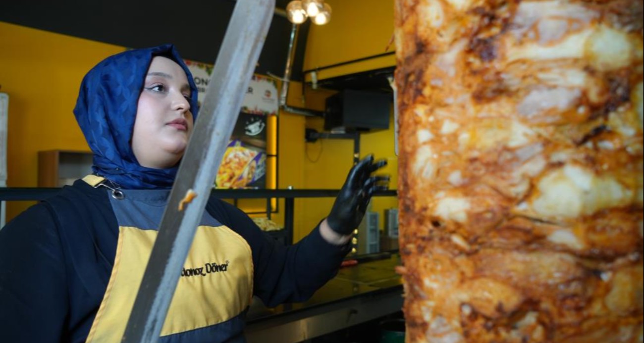 20 yaşındaki döner ustası kadın erkeklere taş çıkartıyor