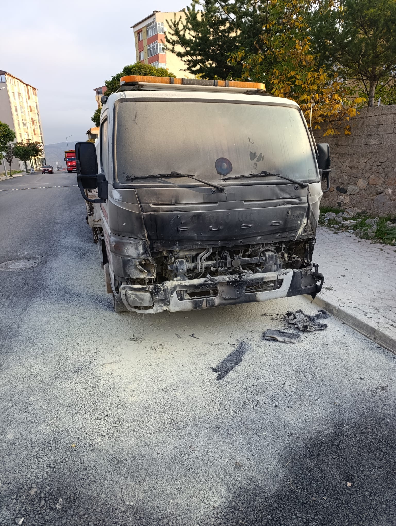 Suşehri'nde park halindeki çekici yandı