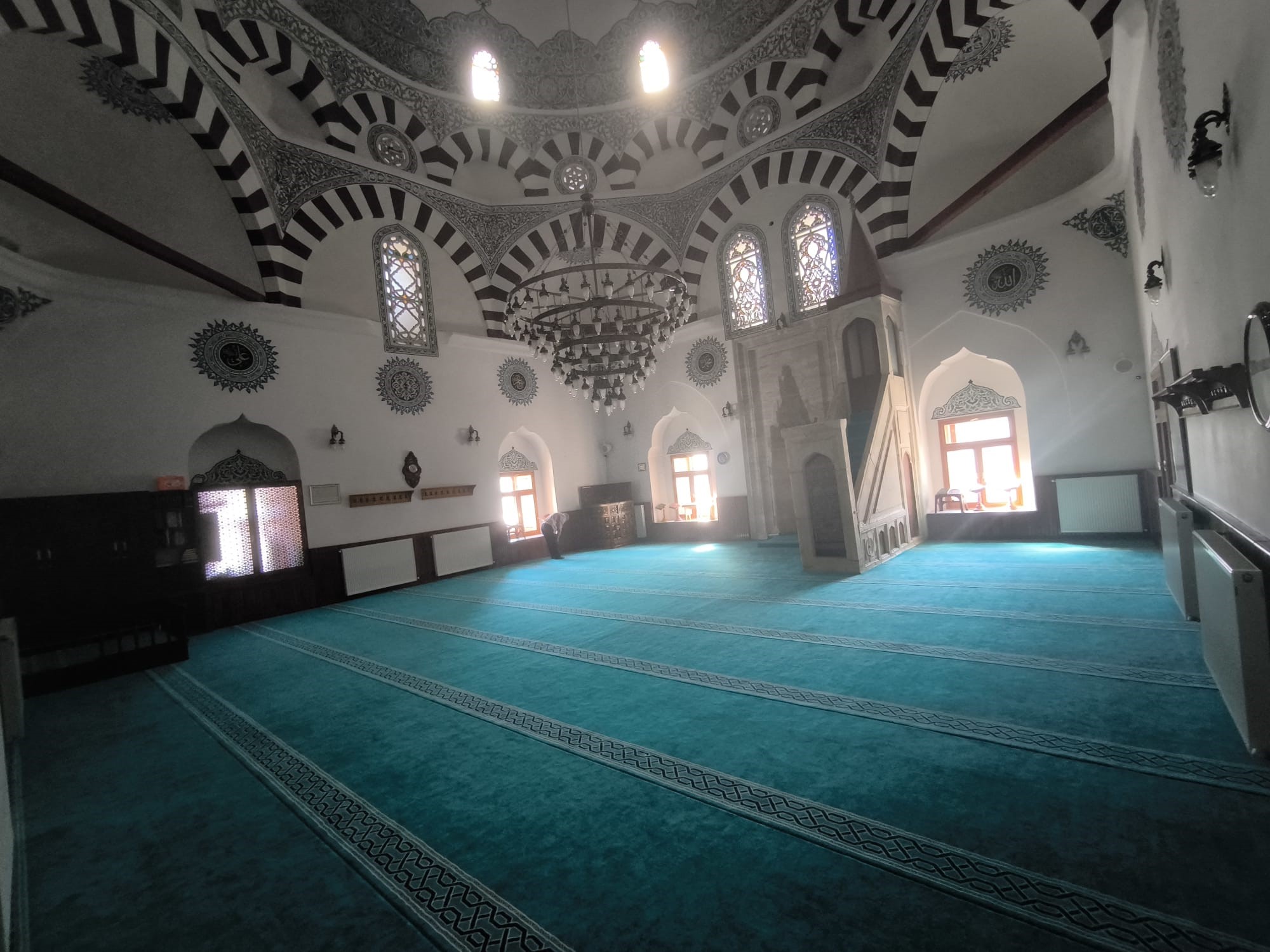 Sivas'ta hayır şartı kapsamında caminin halıları yenilendi