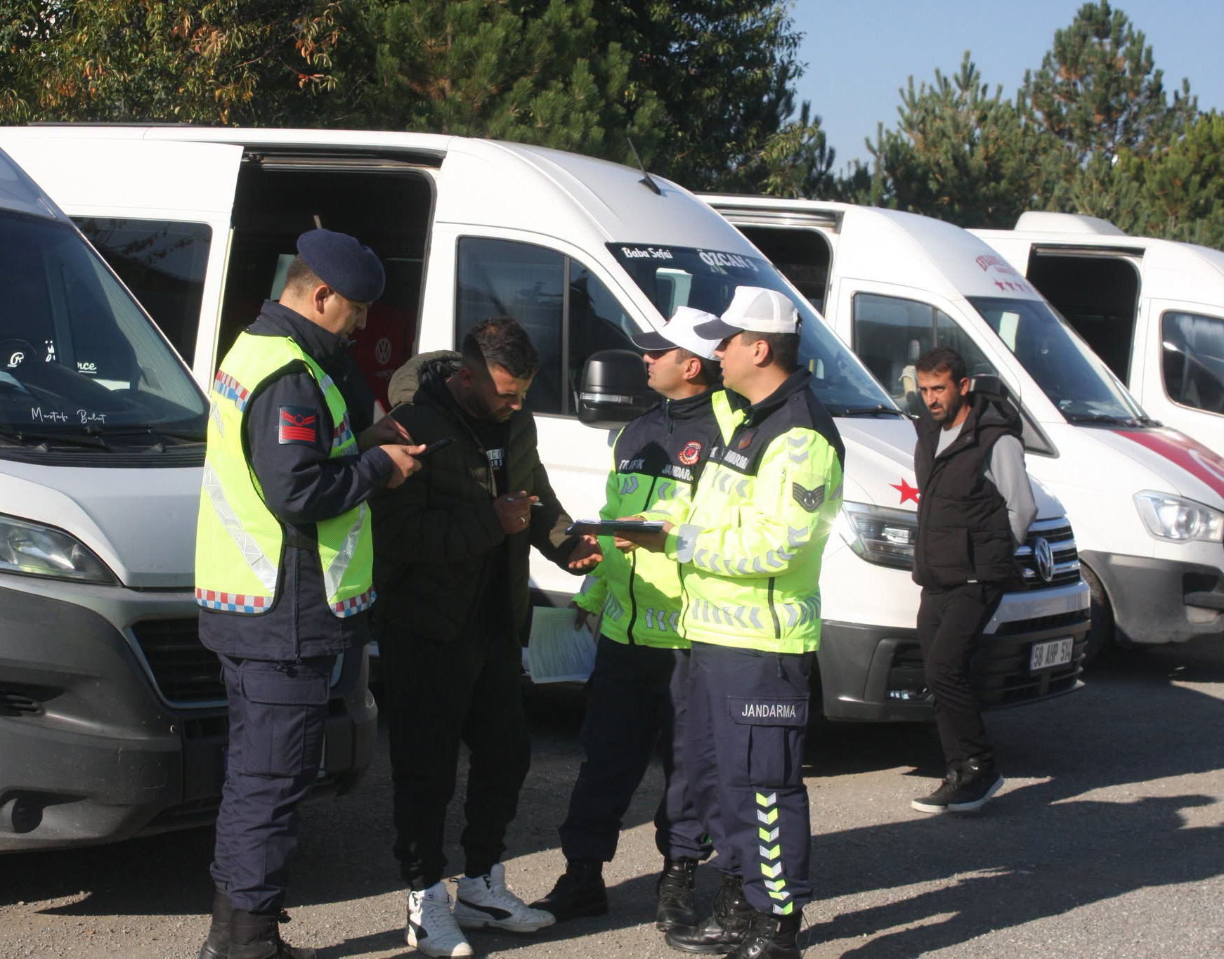 Şarkışla'da emniyet, jandarma ve milli eğitimden servis araçlarına sıkı kontrol