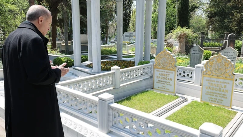 Cumhurbaşkanı Erdoğan'dan Anne ve Babasına Kabir Ziyareti!