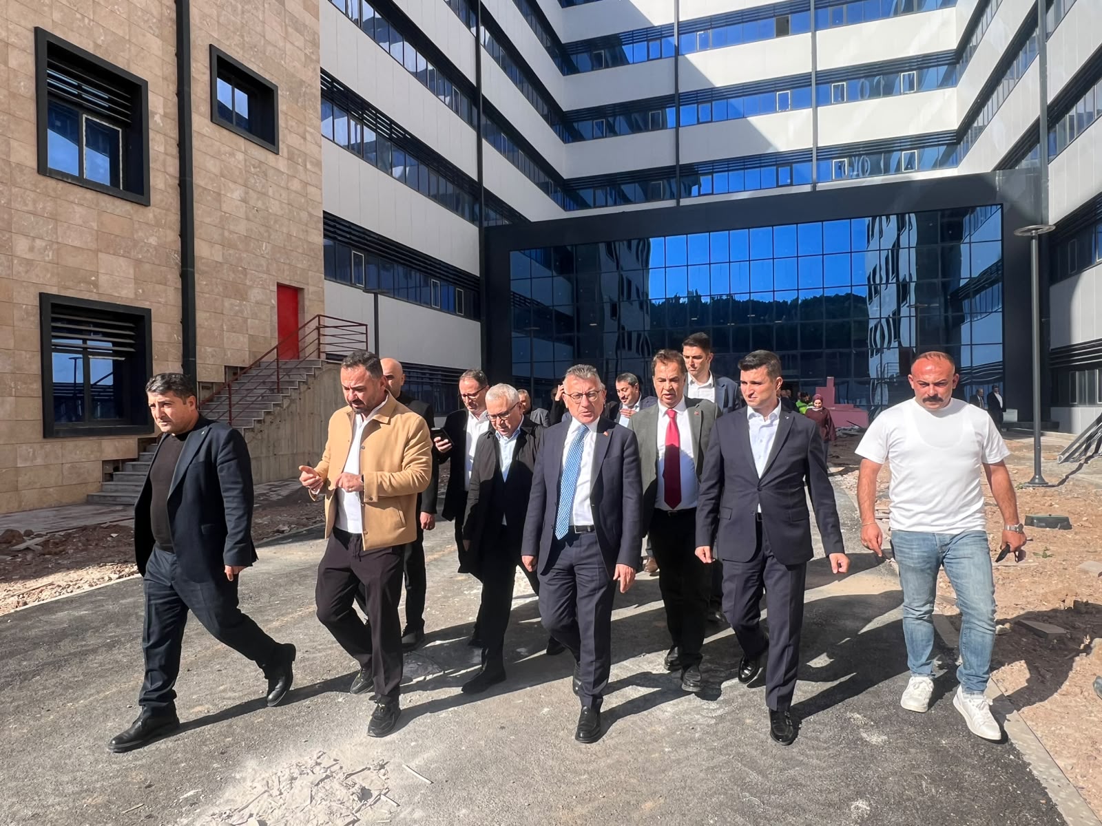 Güler, dev hastane inşaatını yerinde inceledi