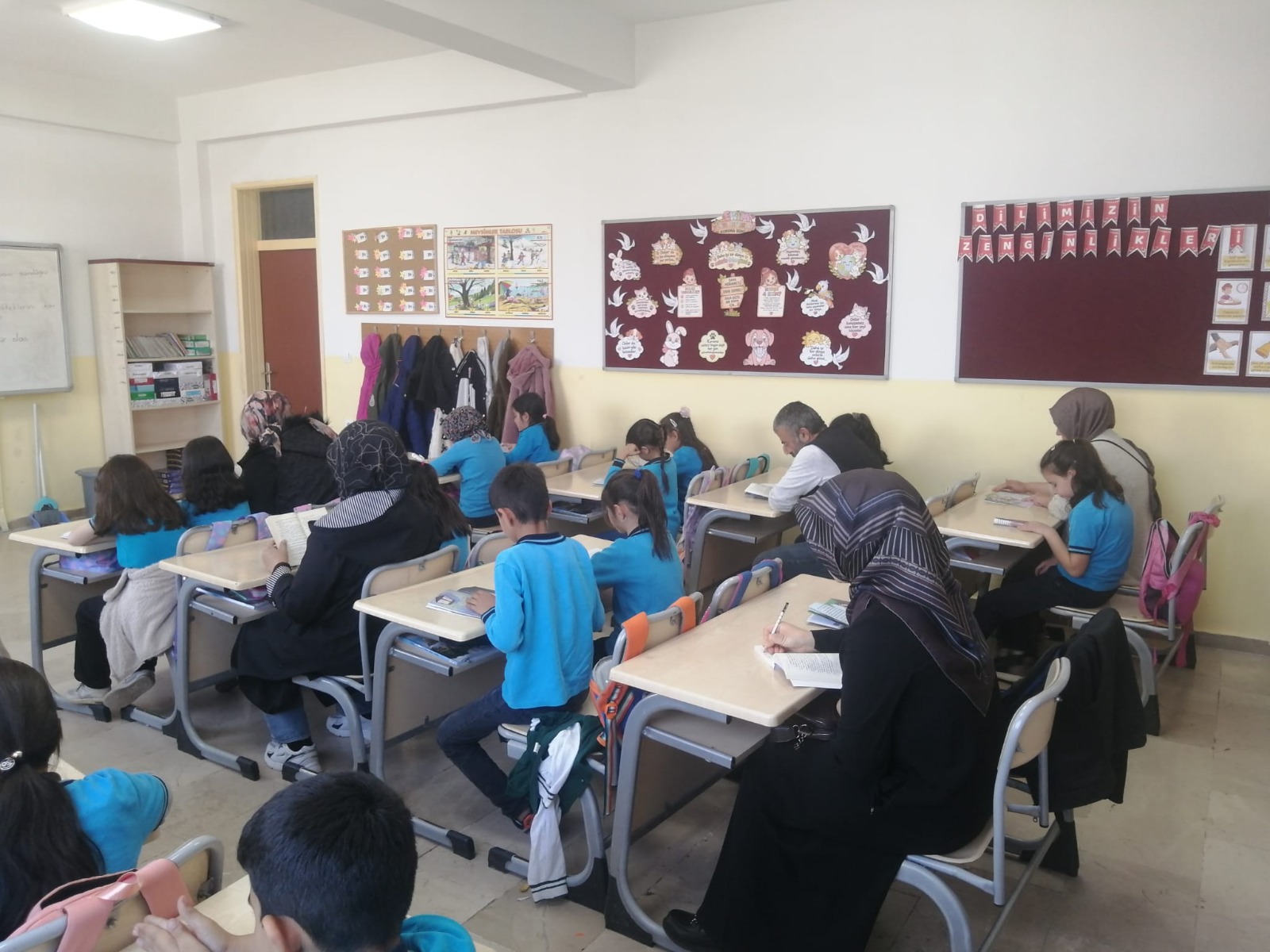 Ulaş'ta ilkokul öğrencileri sınıflarında aileleriyle kitap okudu