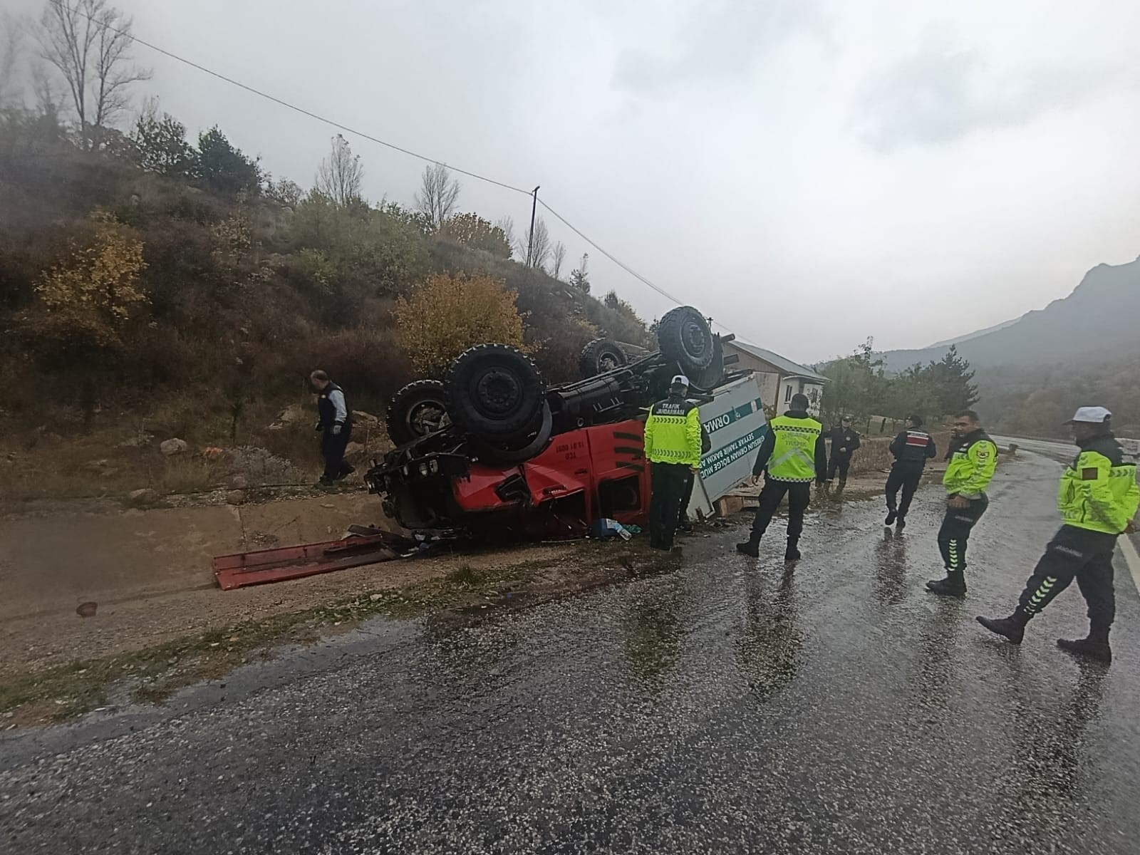 Giresun Orman Bölge Müdürlüğü'ne ait araç Suşehri’nde kaza yaptı: 3 yaralı
