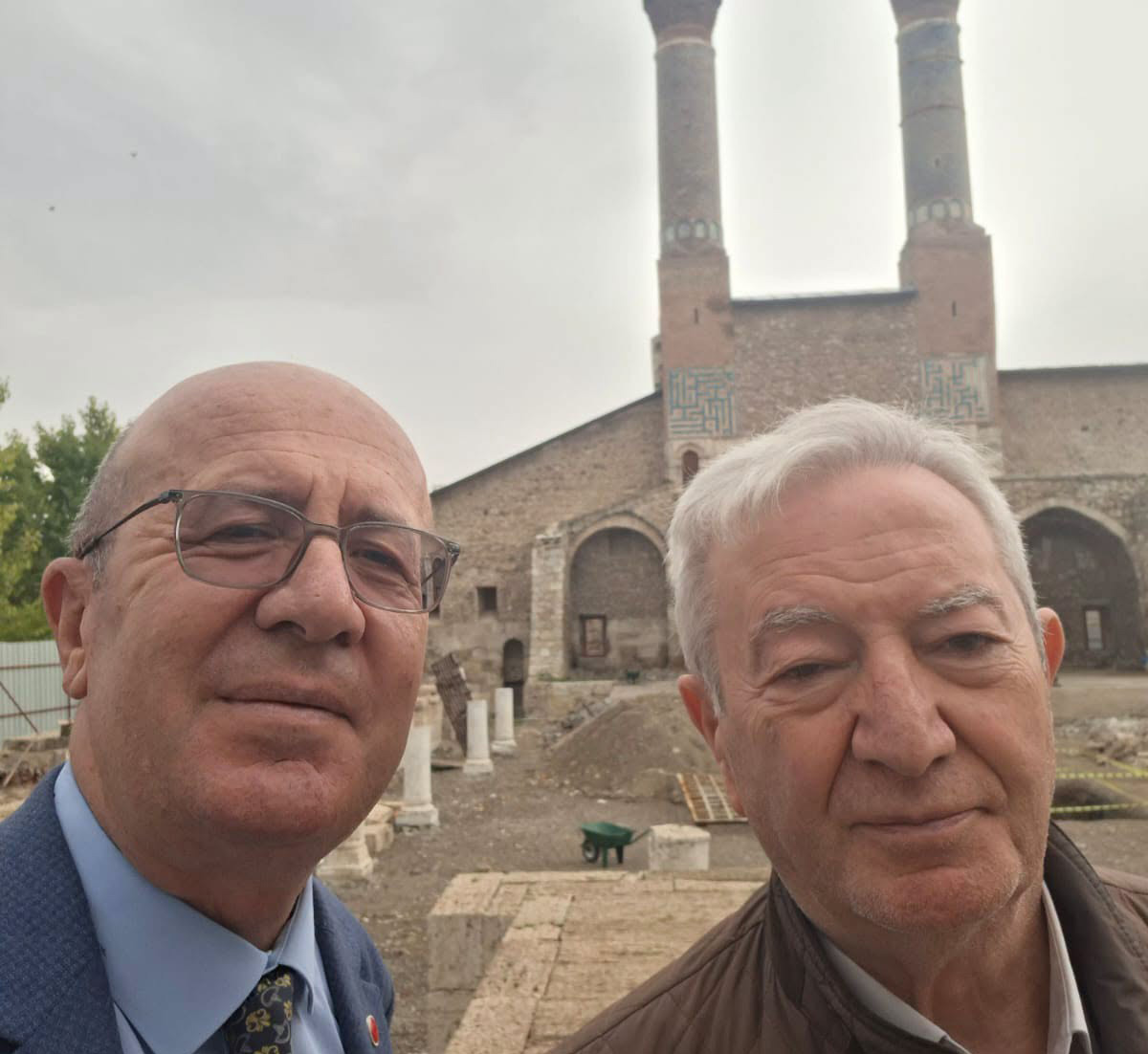 Yazar Beşir Ayvazoğlu Sivas’ın tarihi mekânlarını inceledi