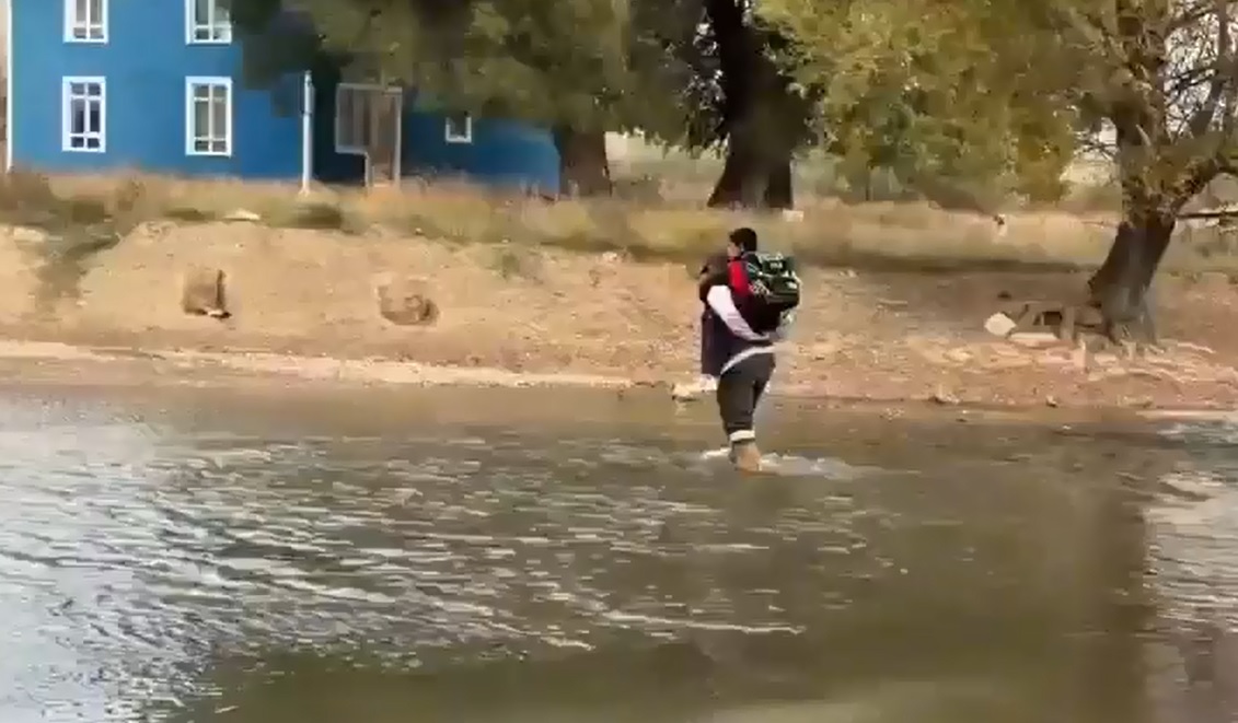 "Her gün sırtında  ırmaktan geçiriyor"