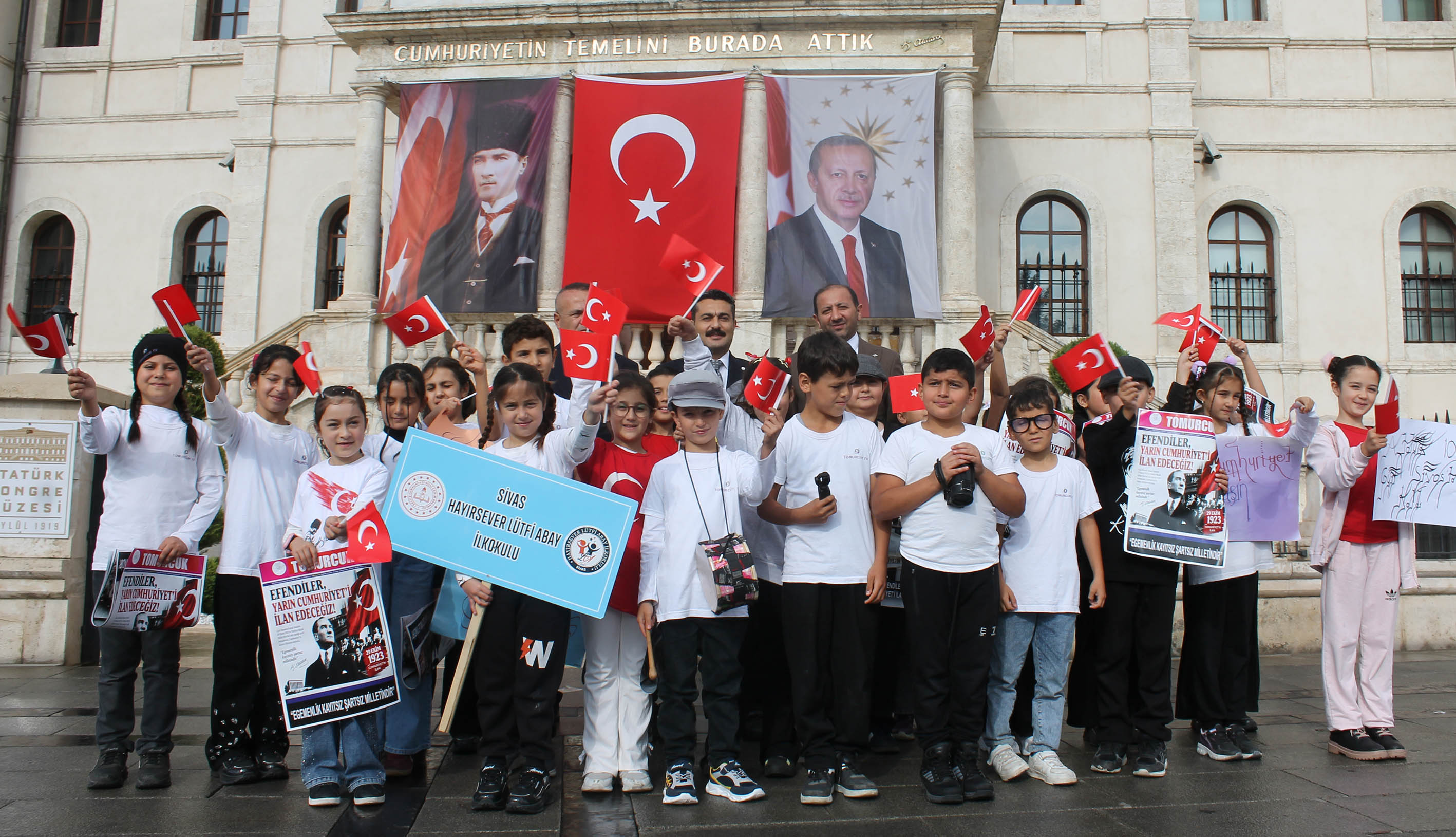 Minik ellerden Cumhuriyet gazetesi!