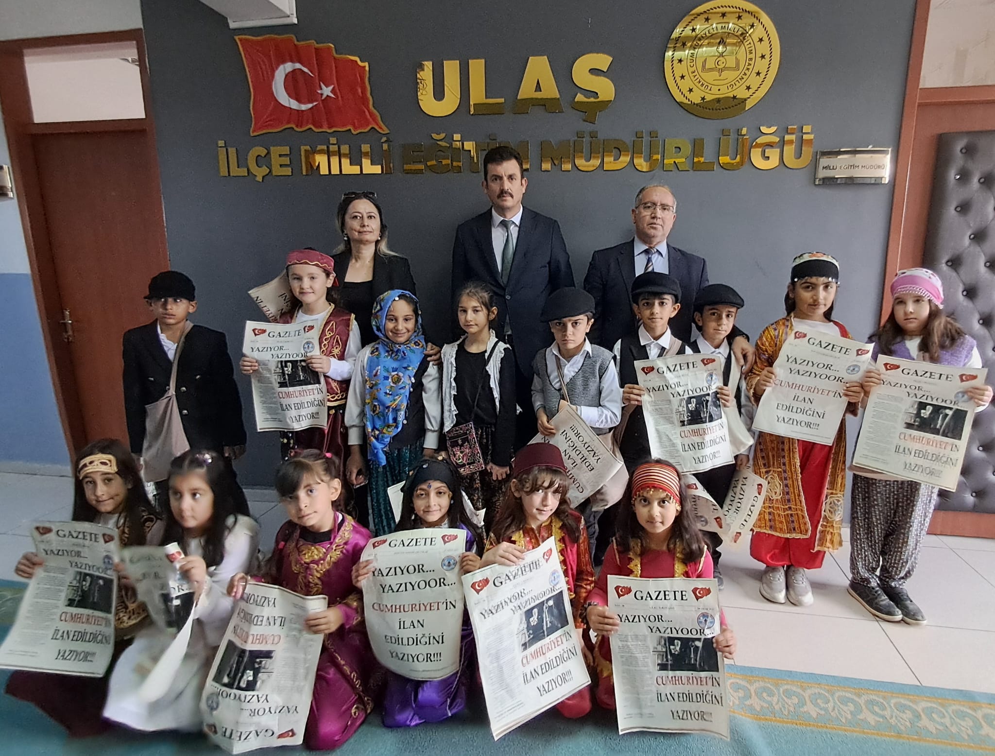 Ulaş'ta öğrenciler Cumhuriyet'in ilanını duyuran temsili gazete dağıttı