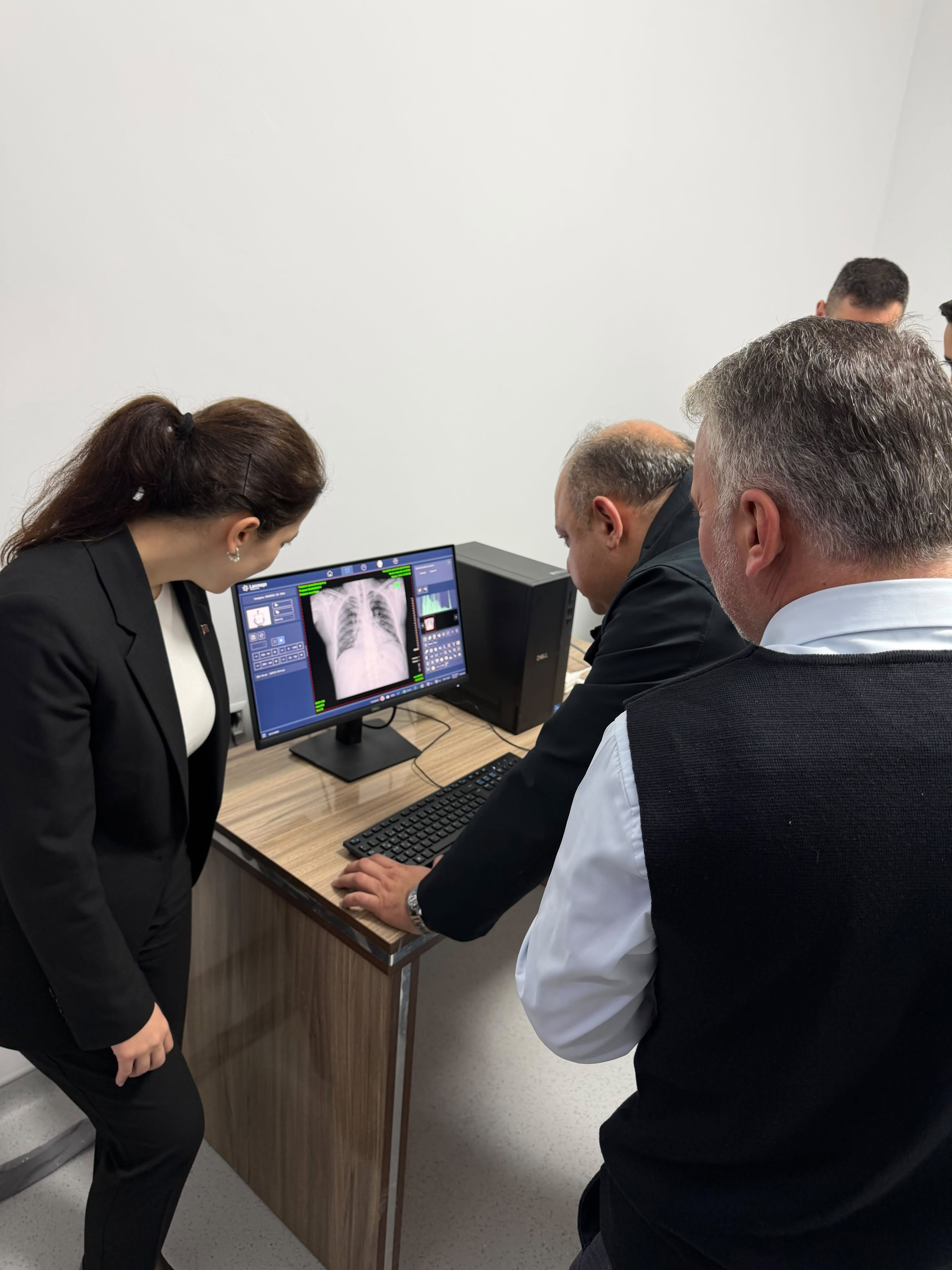 Yeni Hafik Devlet Hastanesi’nde ilk test röntgen çekimi gerçekleştirildi
