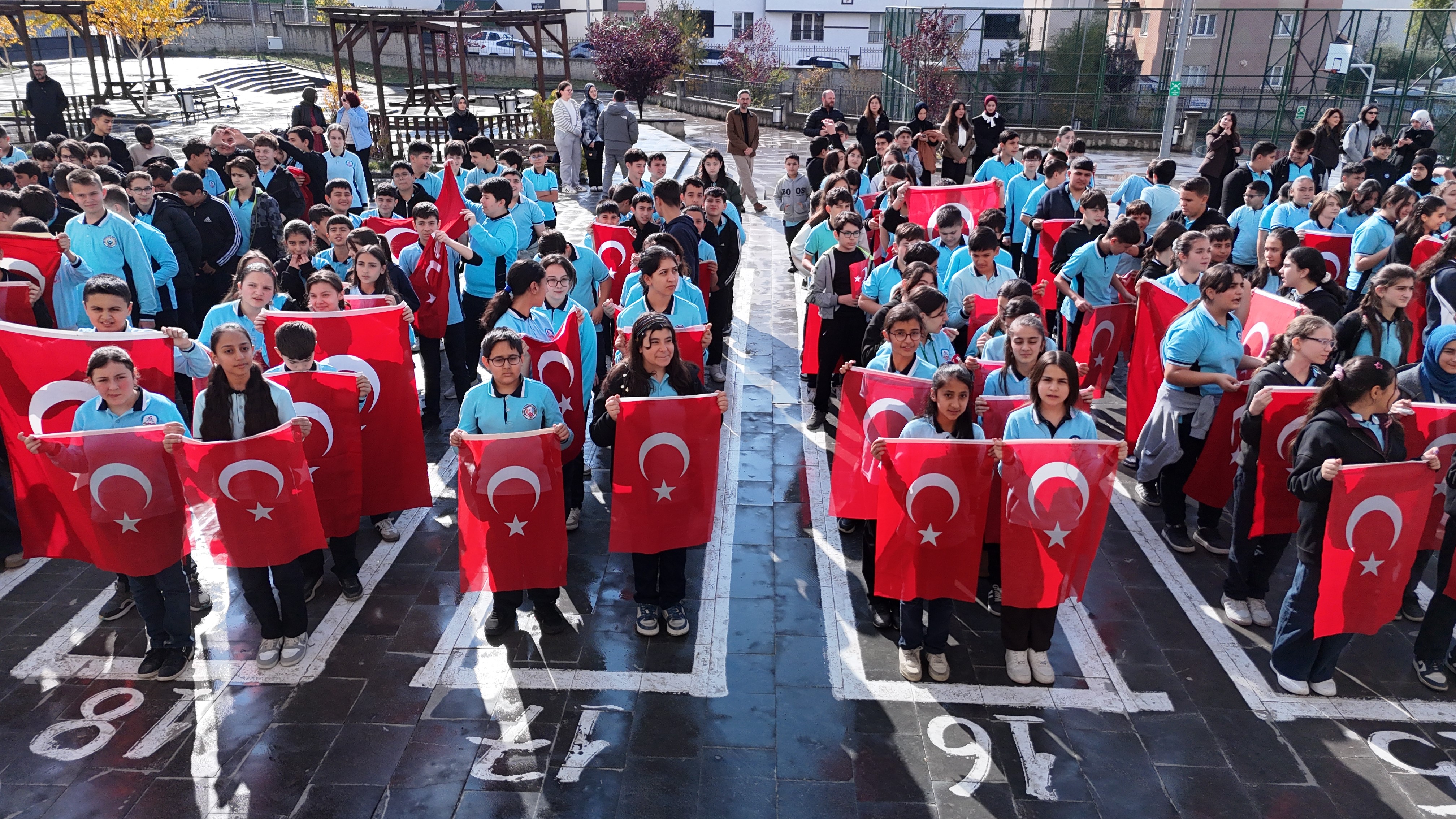 Sivas’ta 850 öğrenci coşkuyla Cumhuriyet şarkıları söyledi