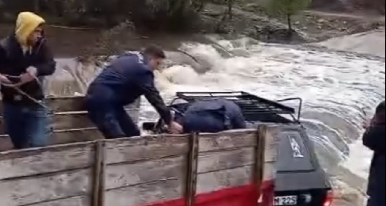 Otomobildeki iki kişi sele kapılmadan kurtarıldı