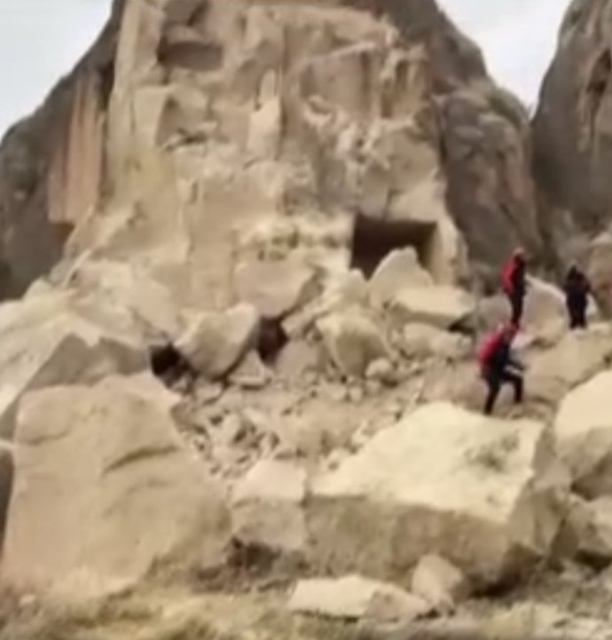 Kapadokya'da peribacası yıkıldı: Ölü ve yaralılar var