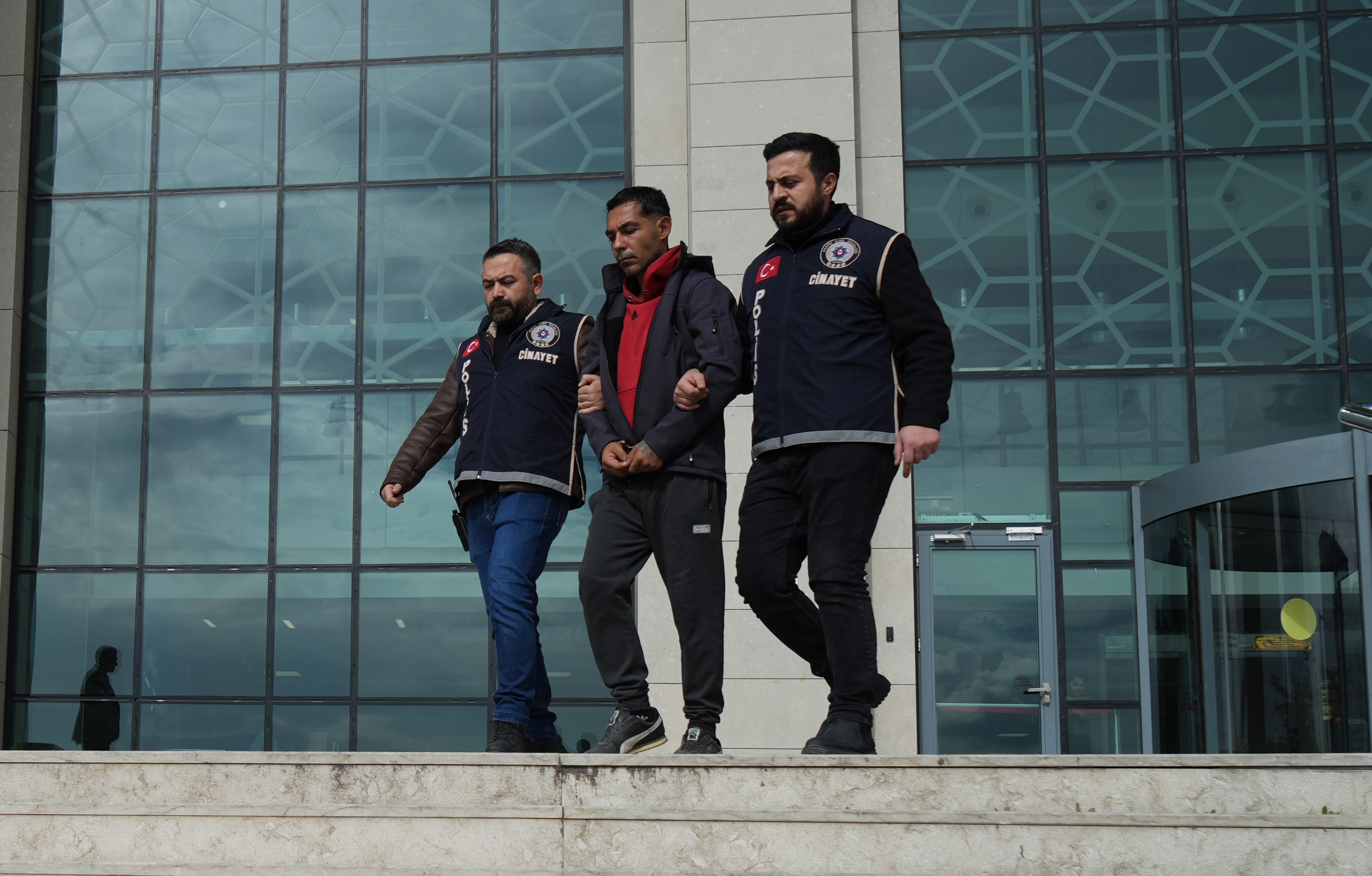 Babasını ekmek bıçağıyla öldüren cinayet zanlısı tutuklandı