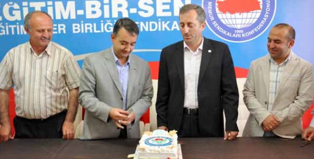 Yetki pastası kesildi